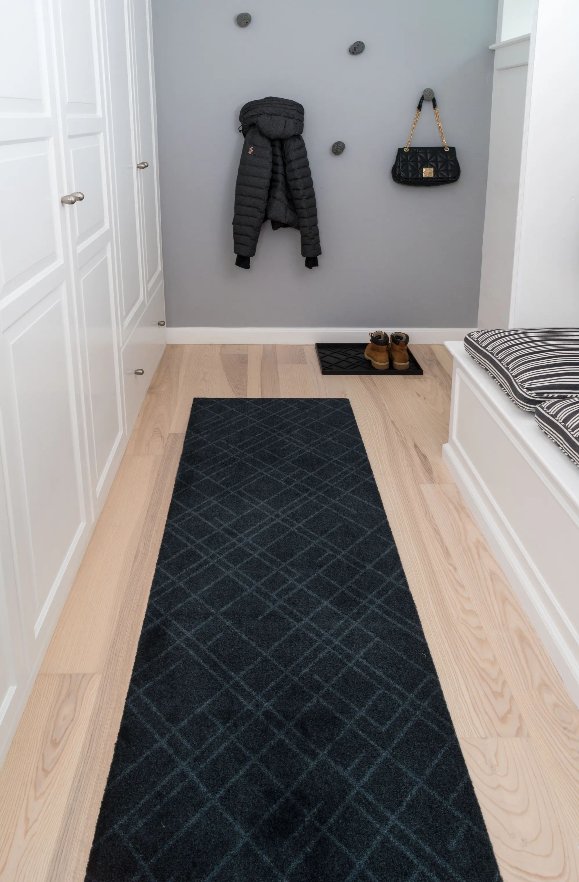 Tica Copenhagen Dørmåtter Lines Gulvmåtte i Mørkegrå, B67 x L200 cm, 2