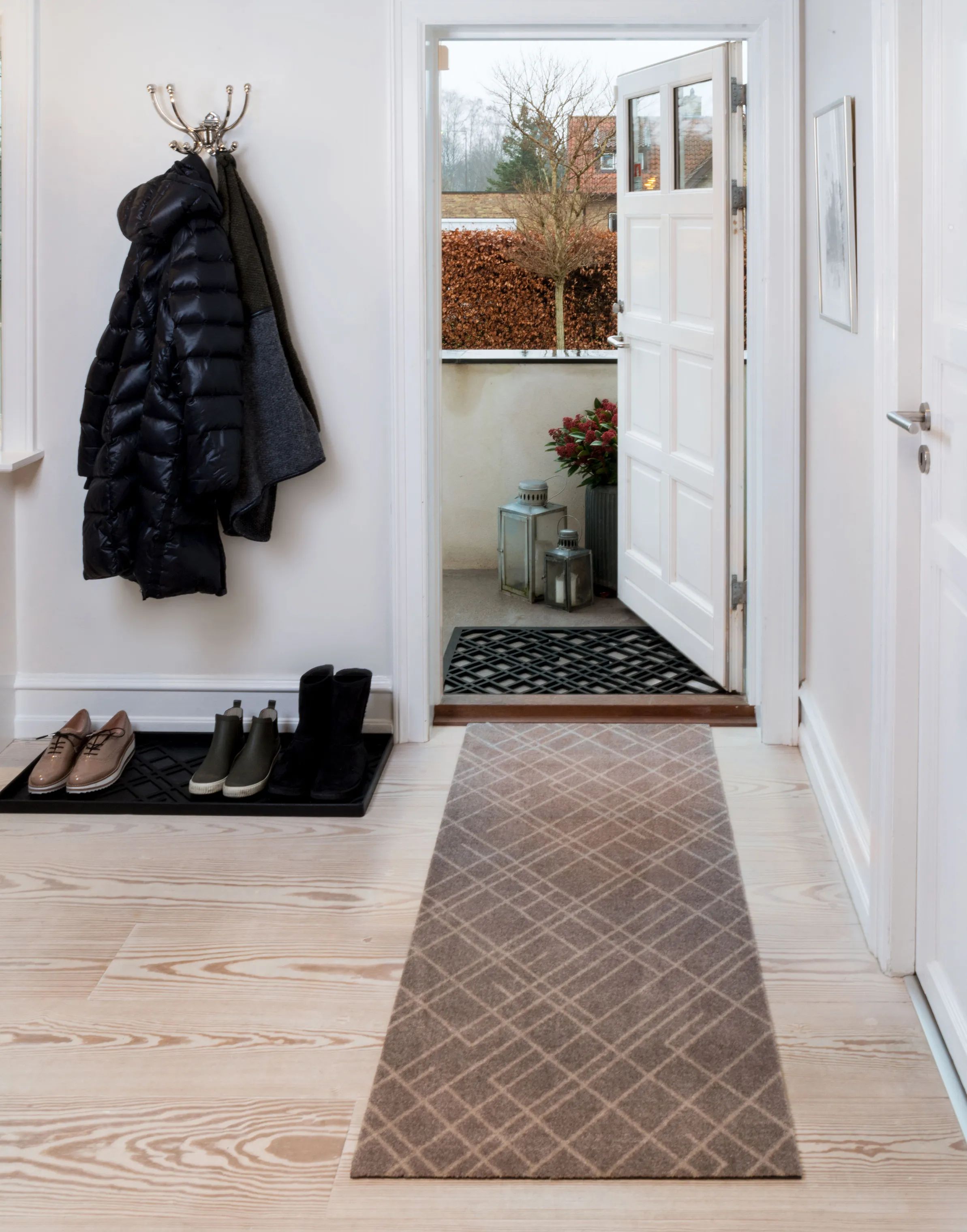 Tica Copenhagen Dørmåtter Lines Skobakke i Sort, B38 x L88 cm, 3