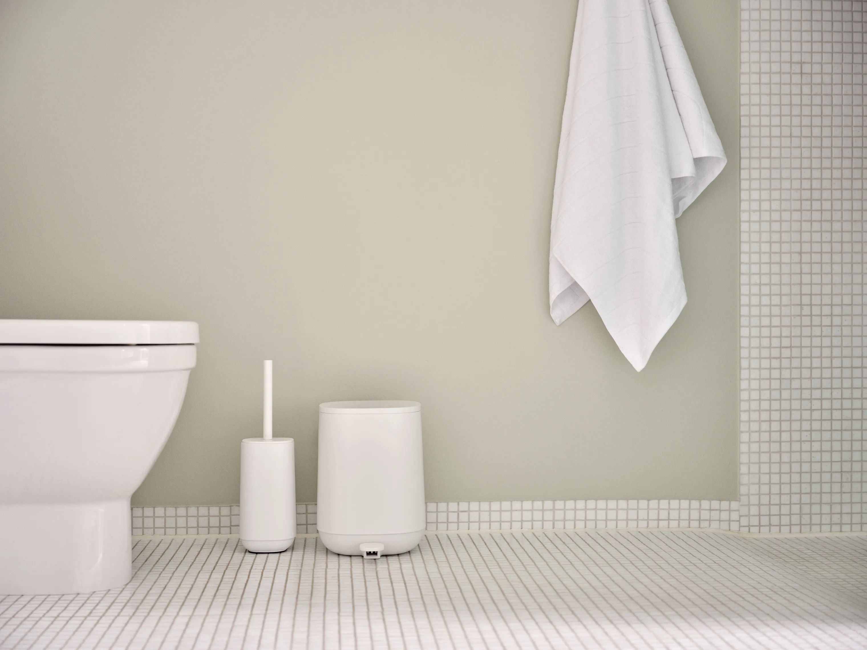 Zone Toiletspande Time Pedalspand i Hvid, 2