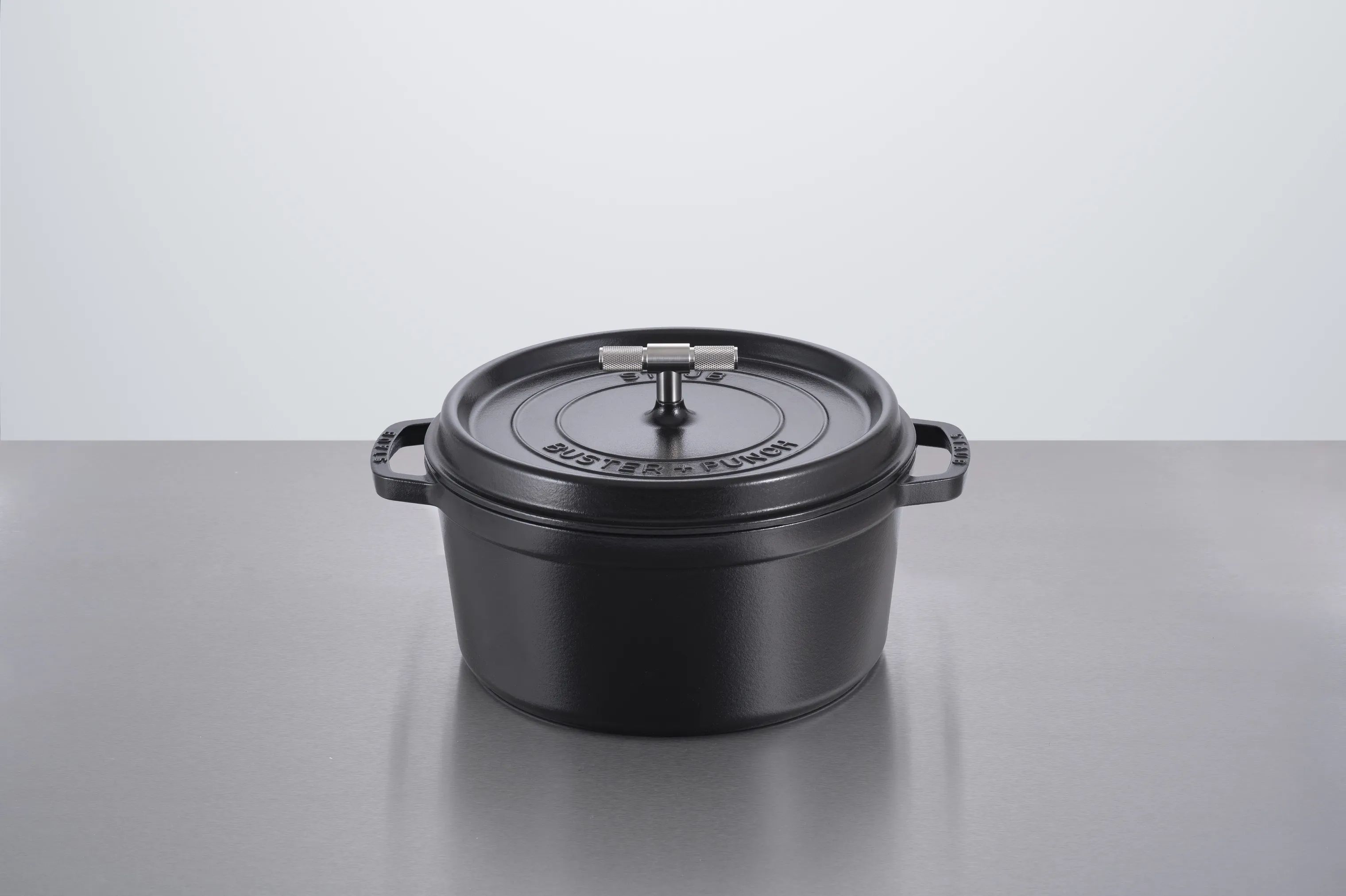 Staub Stegesøer Buster & Punch La Cocotte i Sort/sølvfarvet, 6.75 L, 2