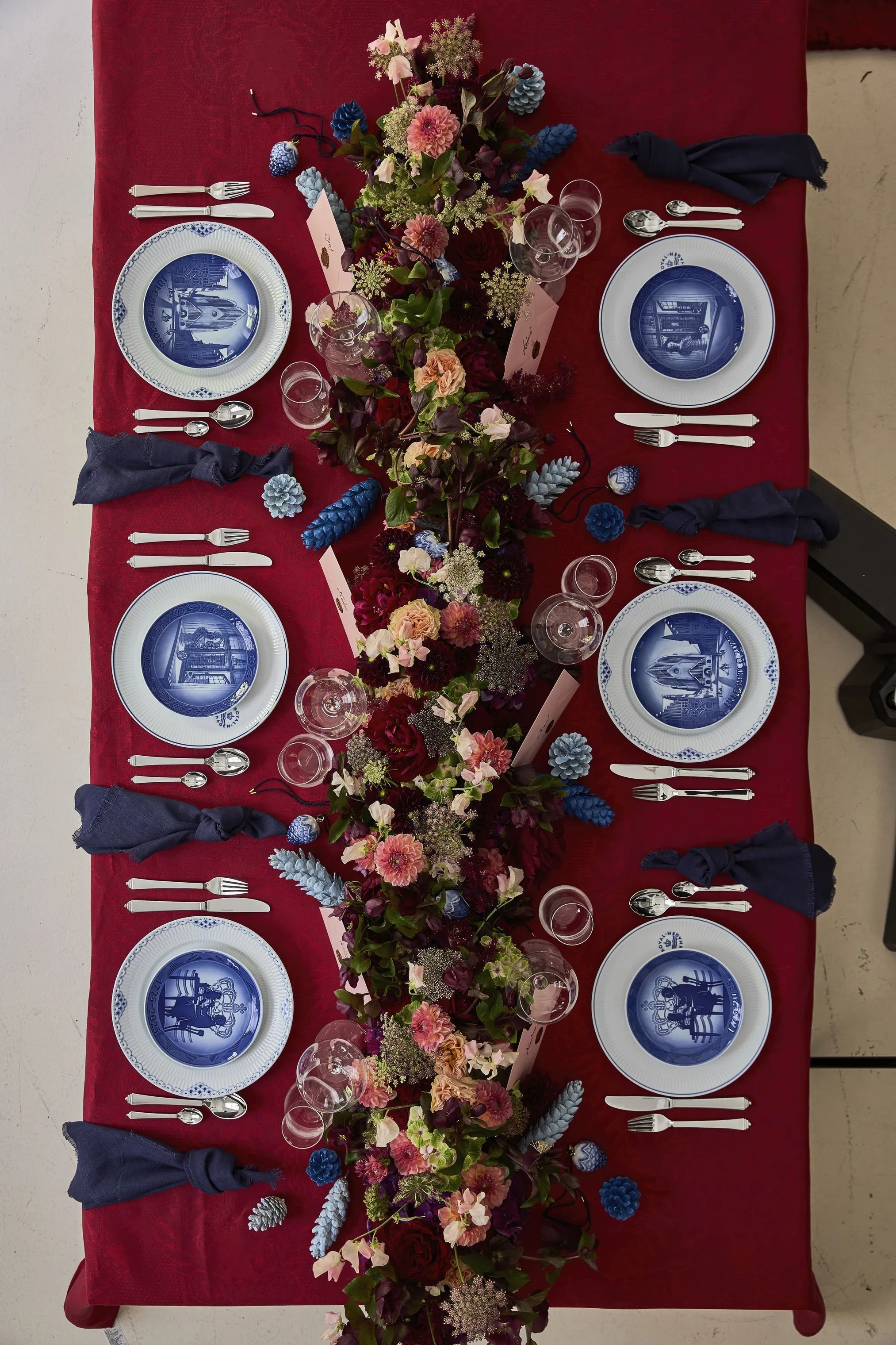 Royal Copenhagen Platter Samlerartikler Bing & Grøndahl Årsplatte 2025 i Blå, 2