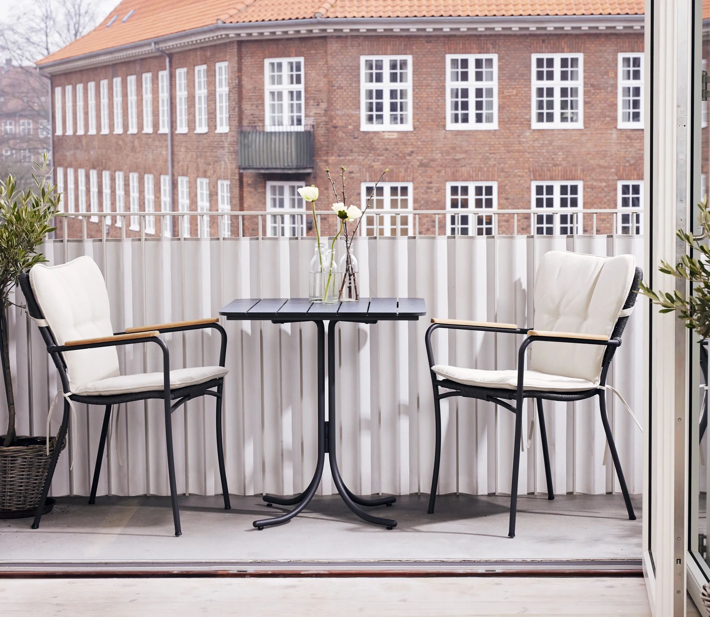 Mandalay Cafésæt Pure & Marguerit String Cafésæt - 3 dele i Bord (L 67 cm) med 2 stole, 4