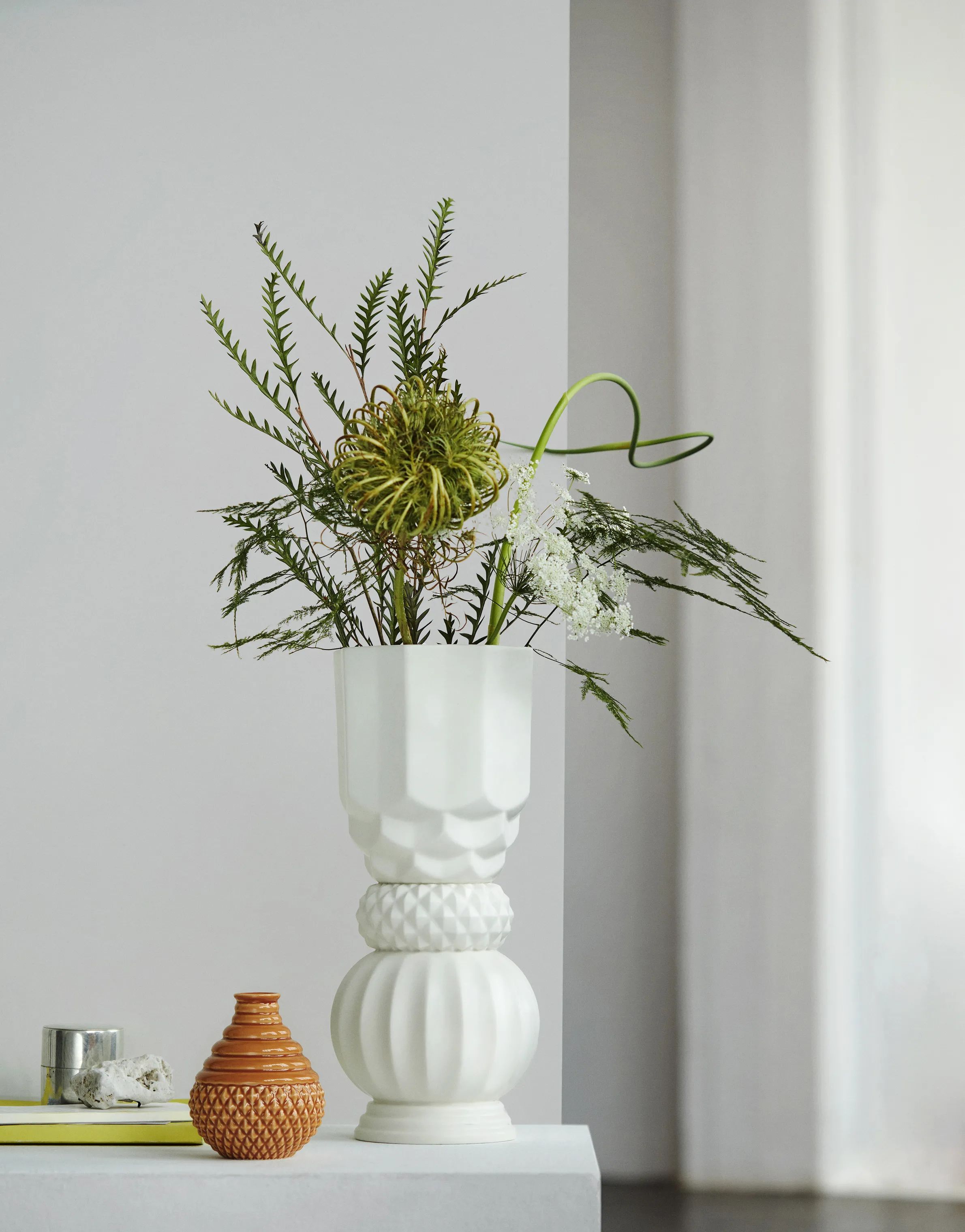 Dottir Vaser Samsurium Towerbell Vase i mat hvid, 2
