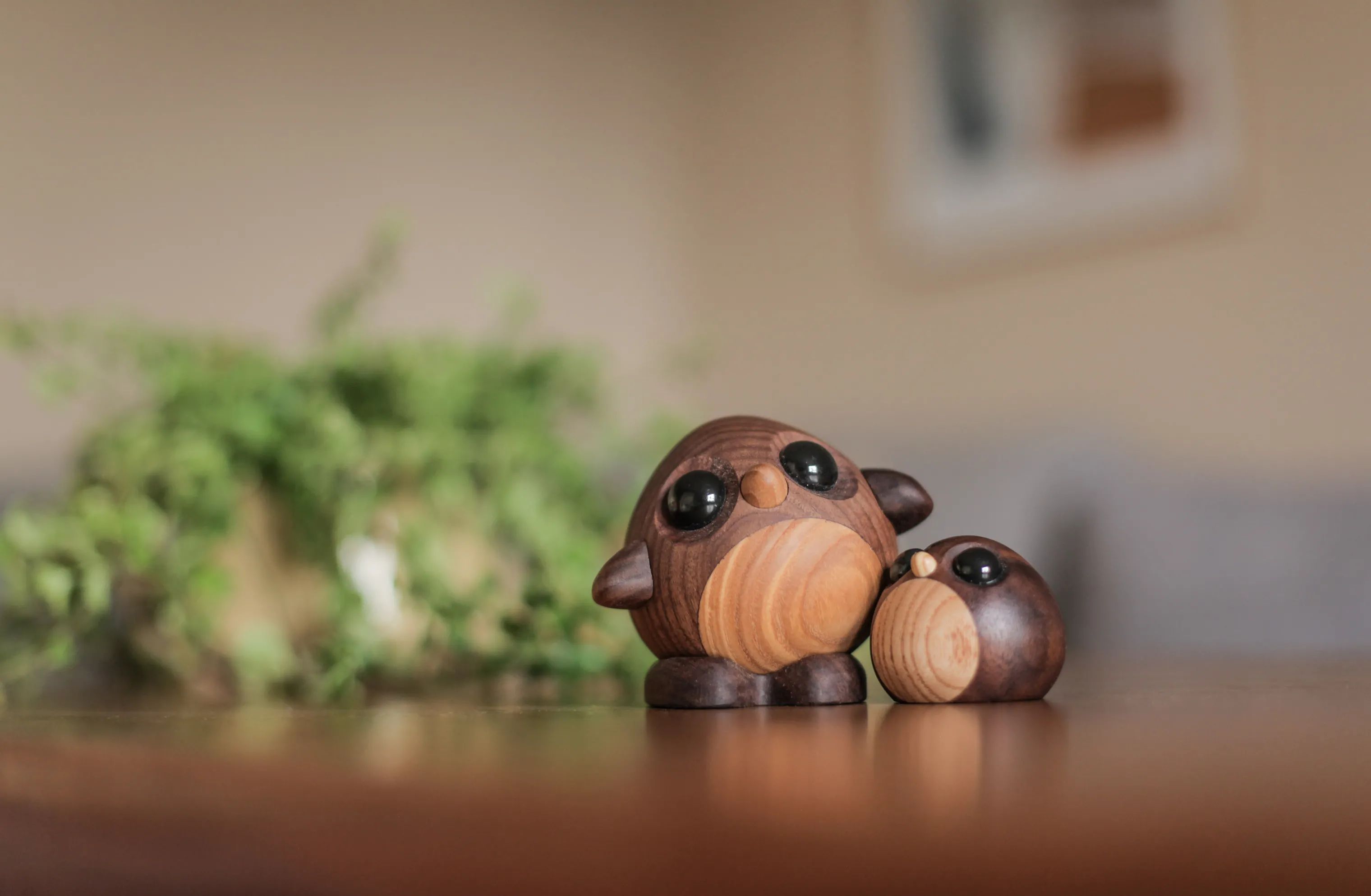 FableWood Dyrefigurer Pick Me Up Pingvin - Freddy i Natur, 2