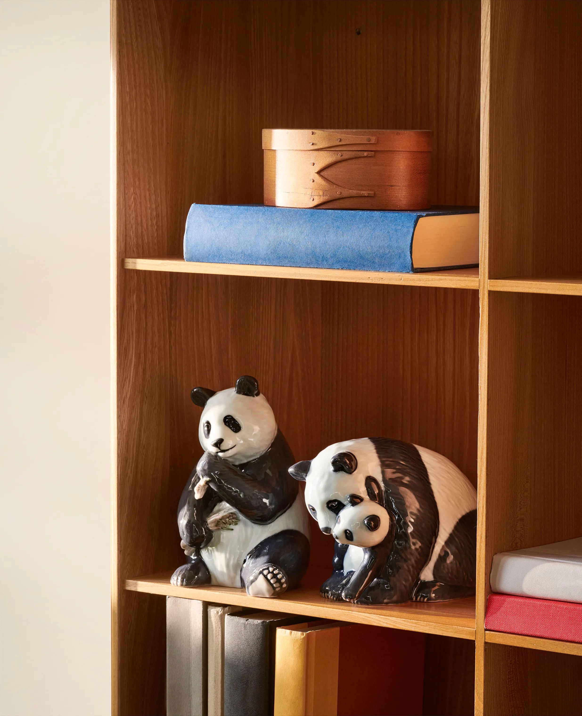 Royal Copenhagen Dyrefigurer Figurine Figur - Panda med Unge i Hvid/Sort, 3