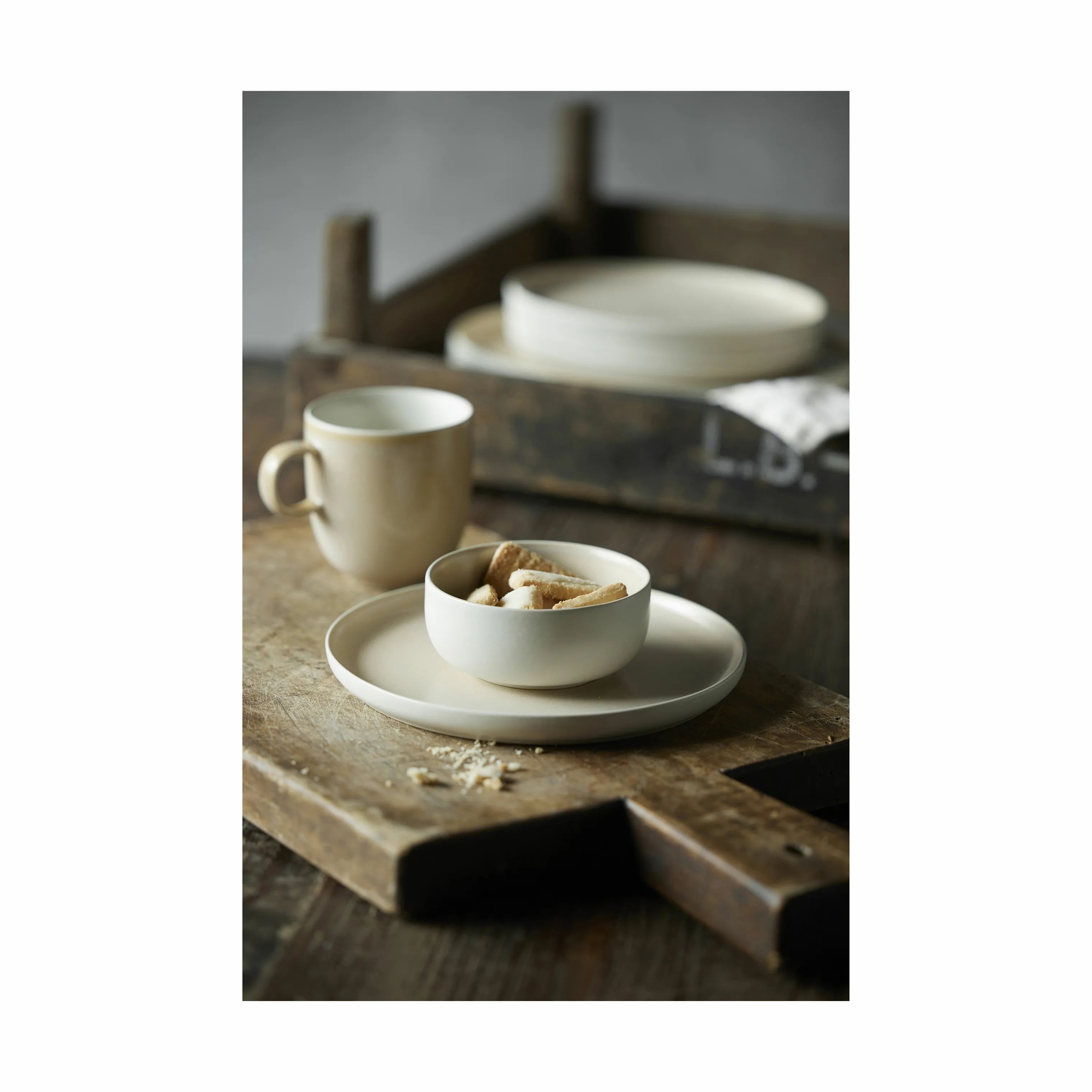 Studio Round Krus og kopper med hank North Krus i Matte sand/matte white, 2