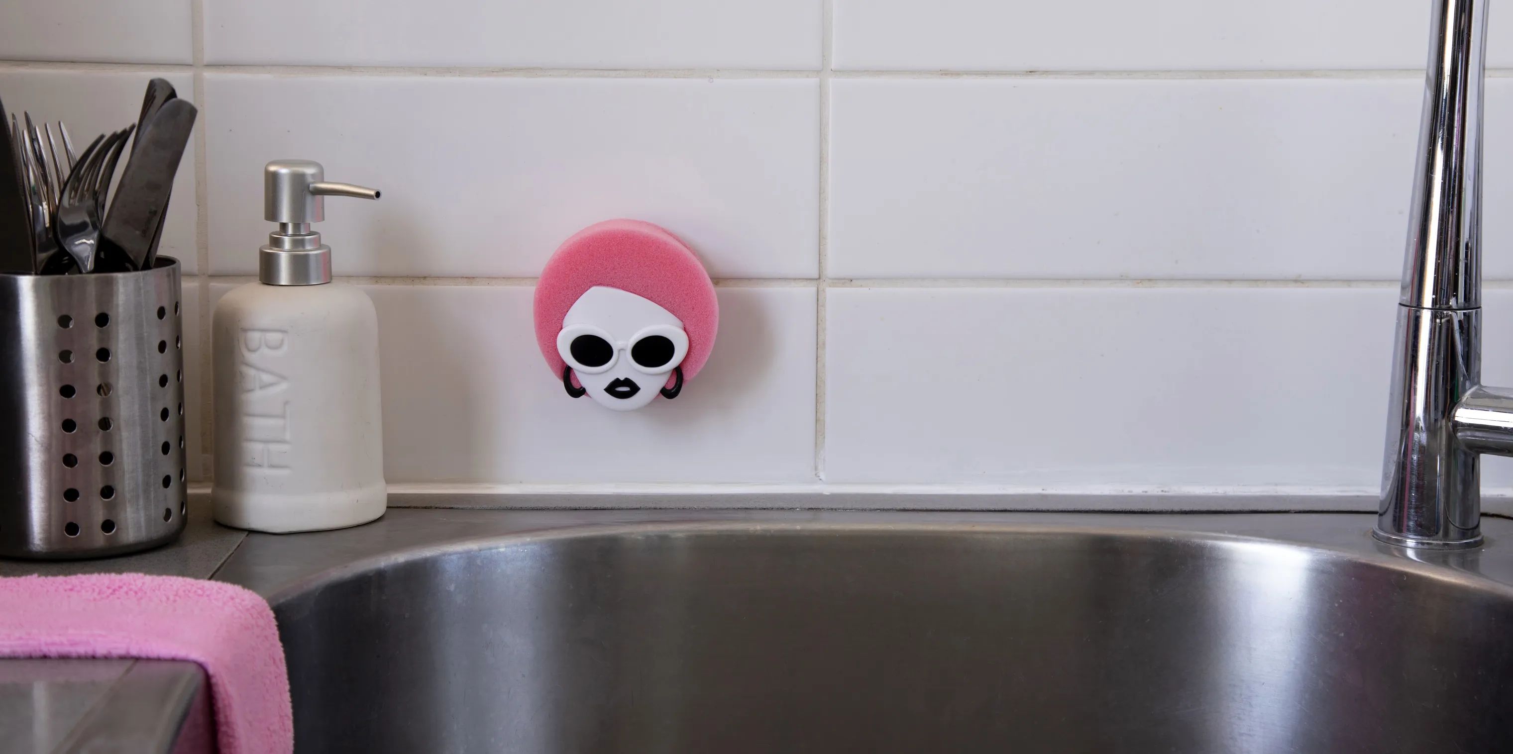 Peleg Design Øvrigt tilbehør til opvask Holder til Skuresvamp -  Dishco Girl i Hvid, Sort, Pink, 3