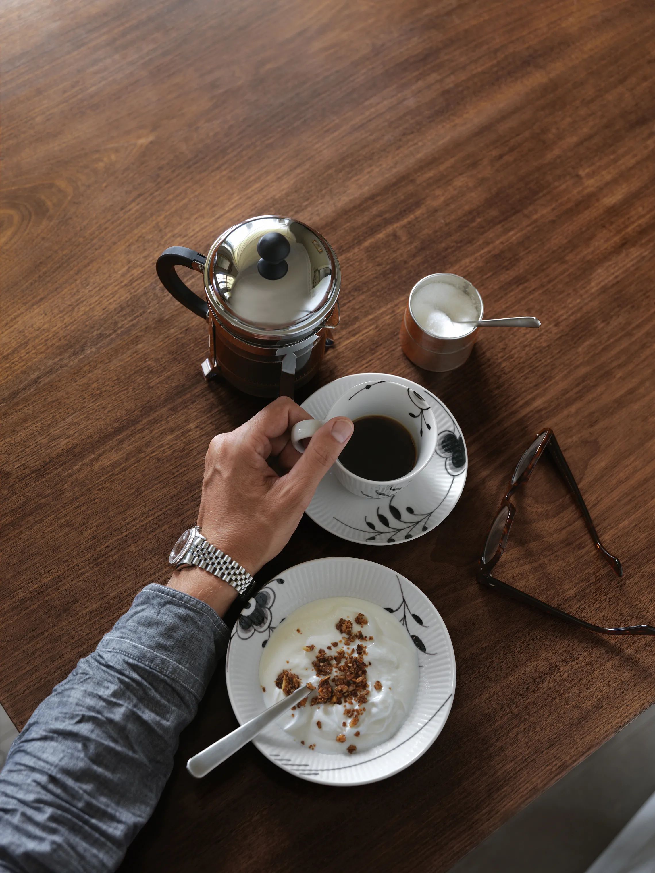 Royal Copenhagen Krus og kopper med hank Sort Mega Riflet Kaffekop i Sort/hvid, 24 cl, 2