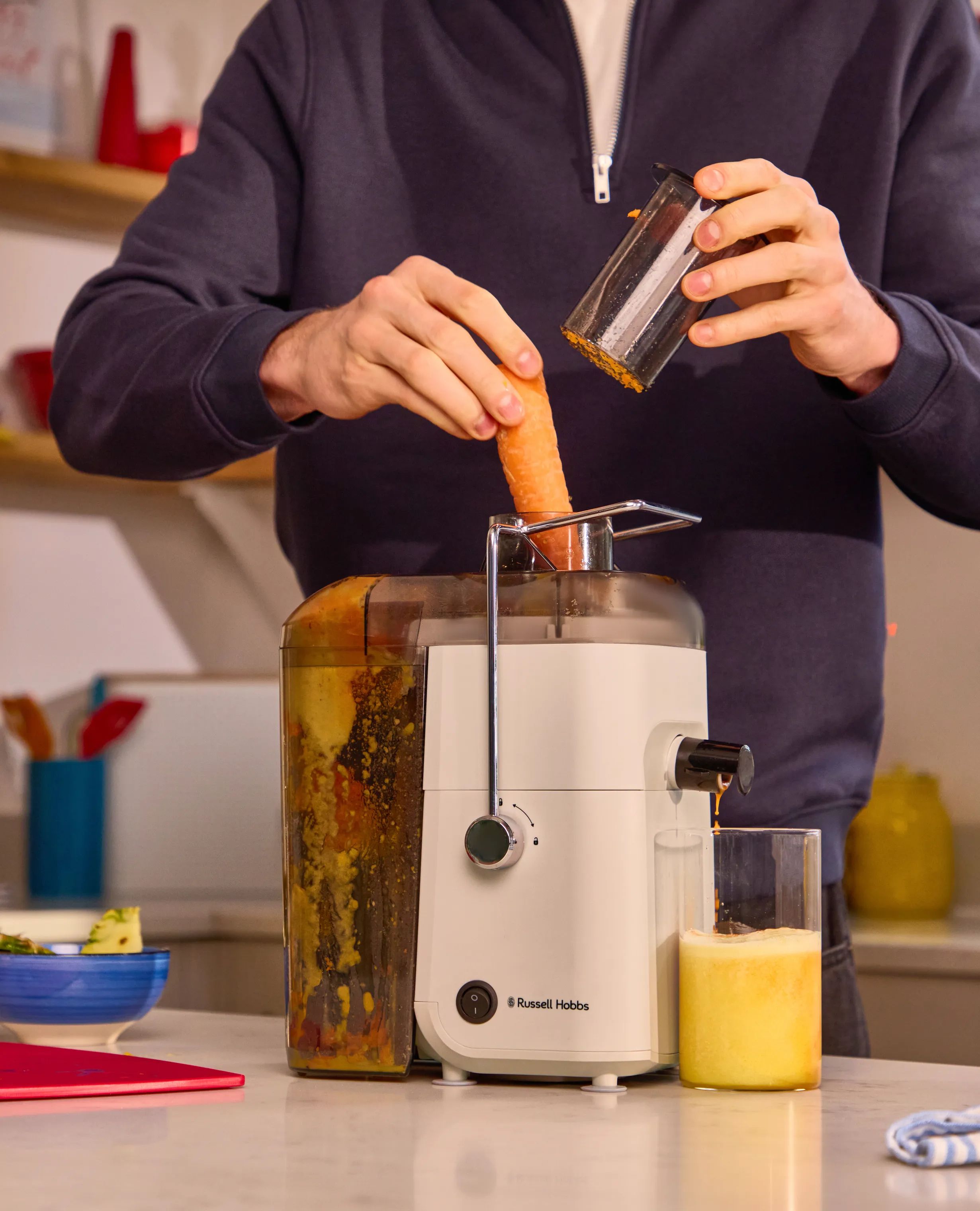 Russell Hobbs Juicepressere JuiceLuxe Juicer i Beige, 3