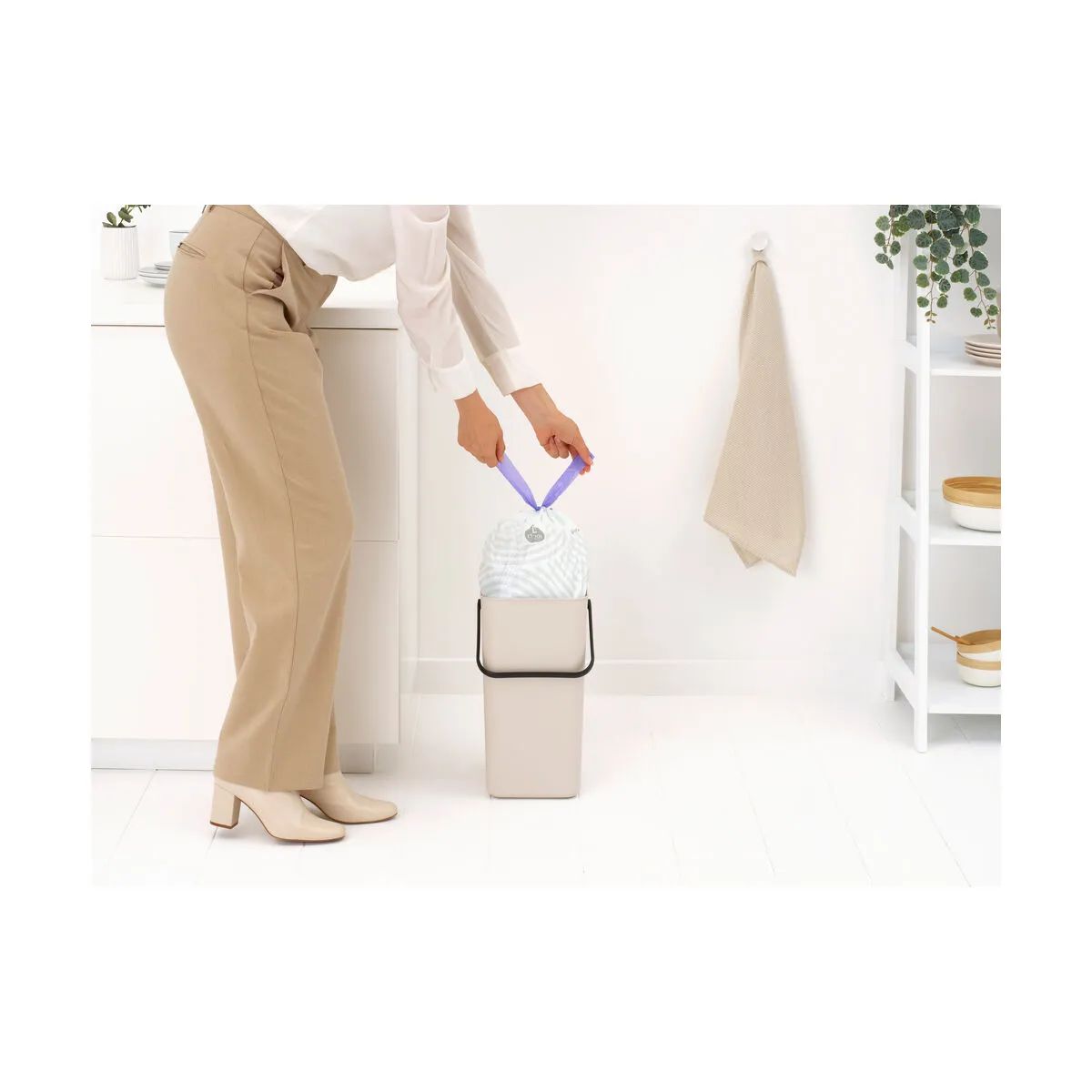 Brabantia Spande uden pedal Sort & Go Affaldsspand i Soft Beige, 16 L, 3