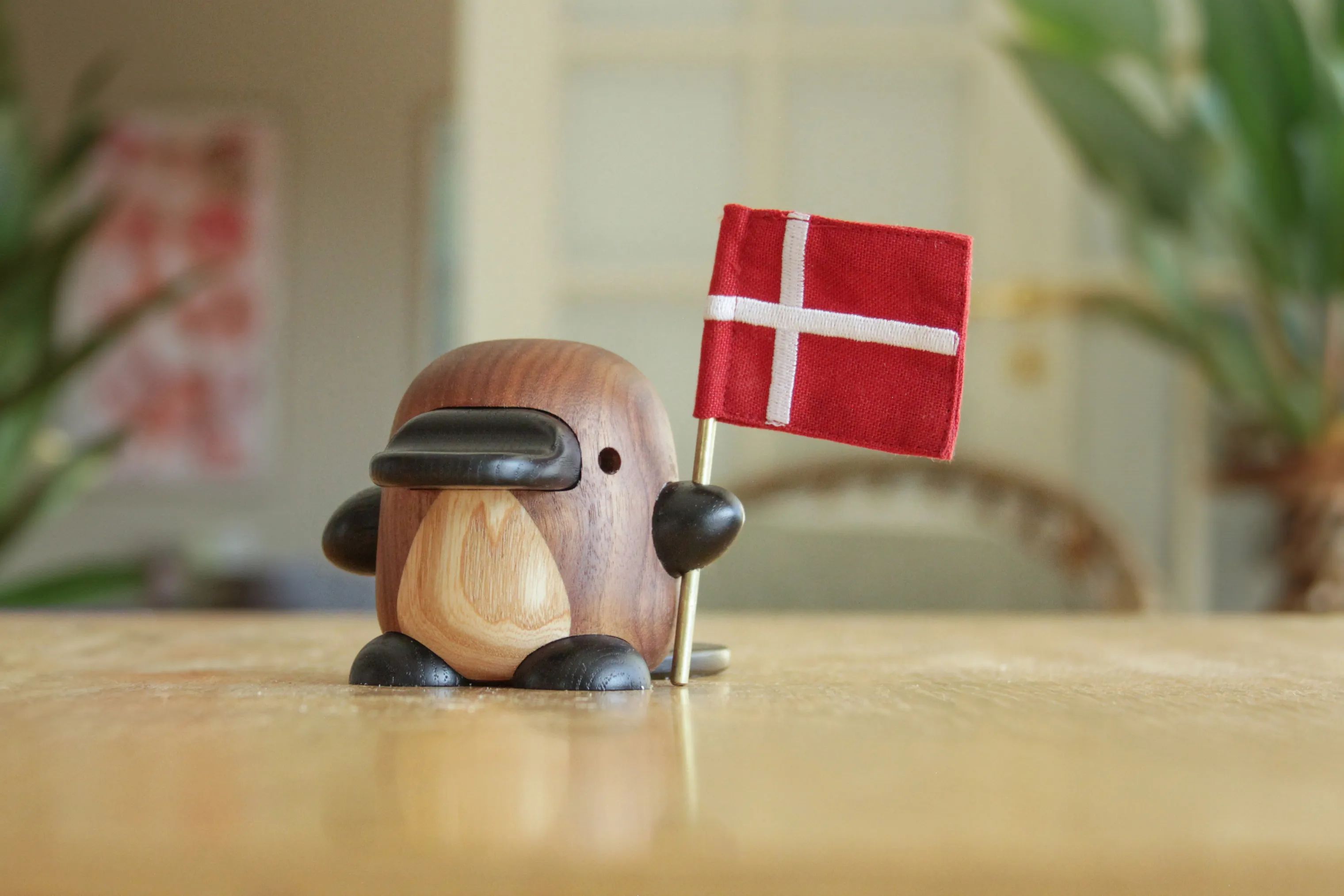 FableWood Dyrefigurer Næbdyr m. flag - Perry i Valnød/Ask, 2