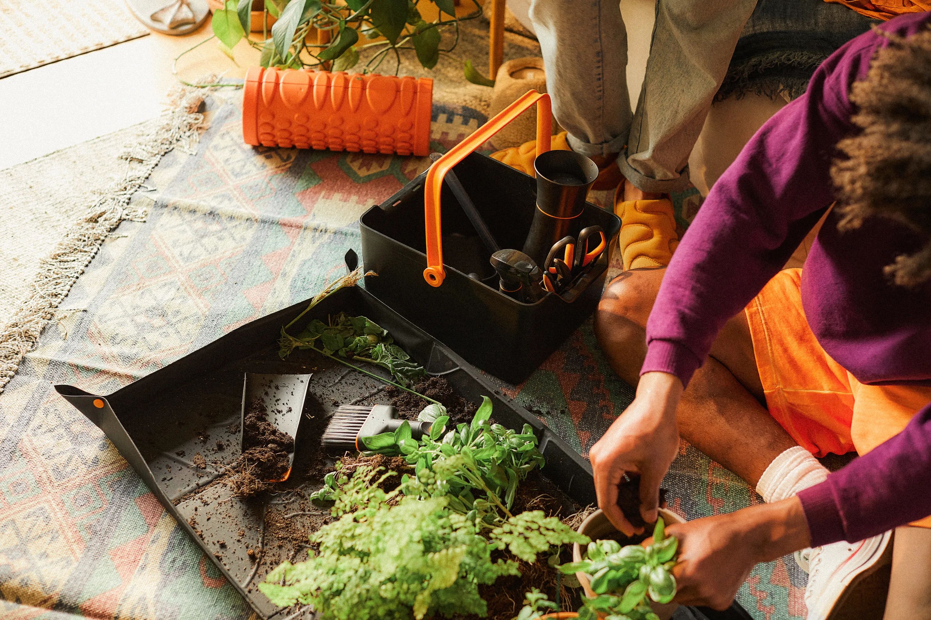 Fiskars Haveredskaber Plant Care Plantemåtte i Sort/orange, 2