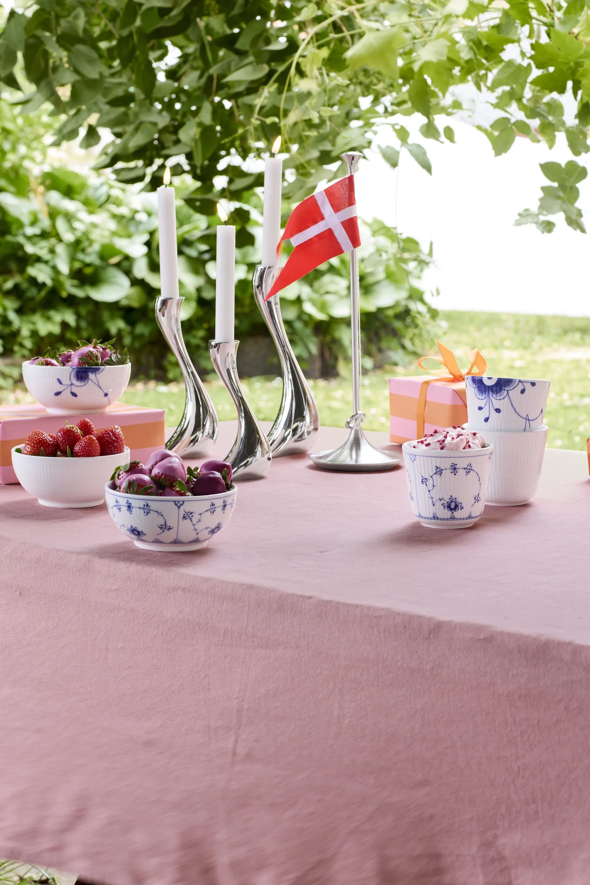 Royal Copenhagen Serveringsskåle Gifts with History Skålsæt - 3 stk. i Koboltblå/hvid, 47/47/47 cl, 4