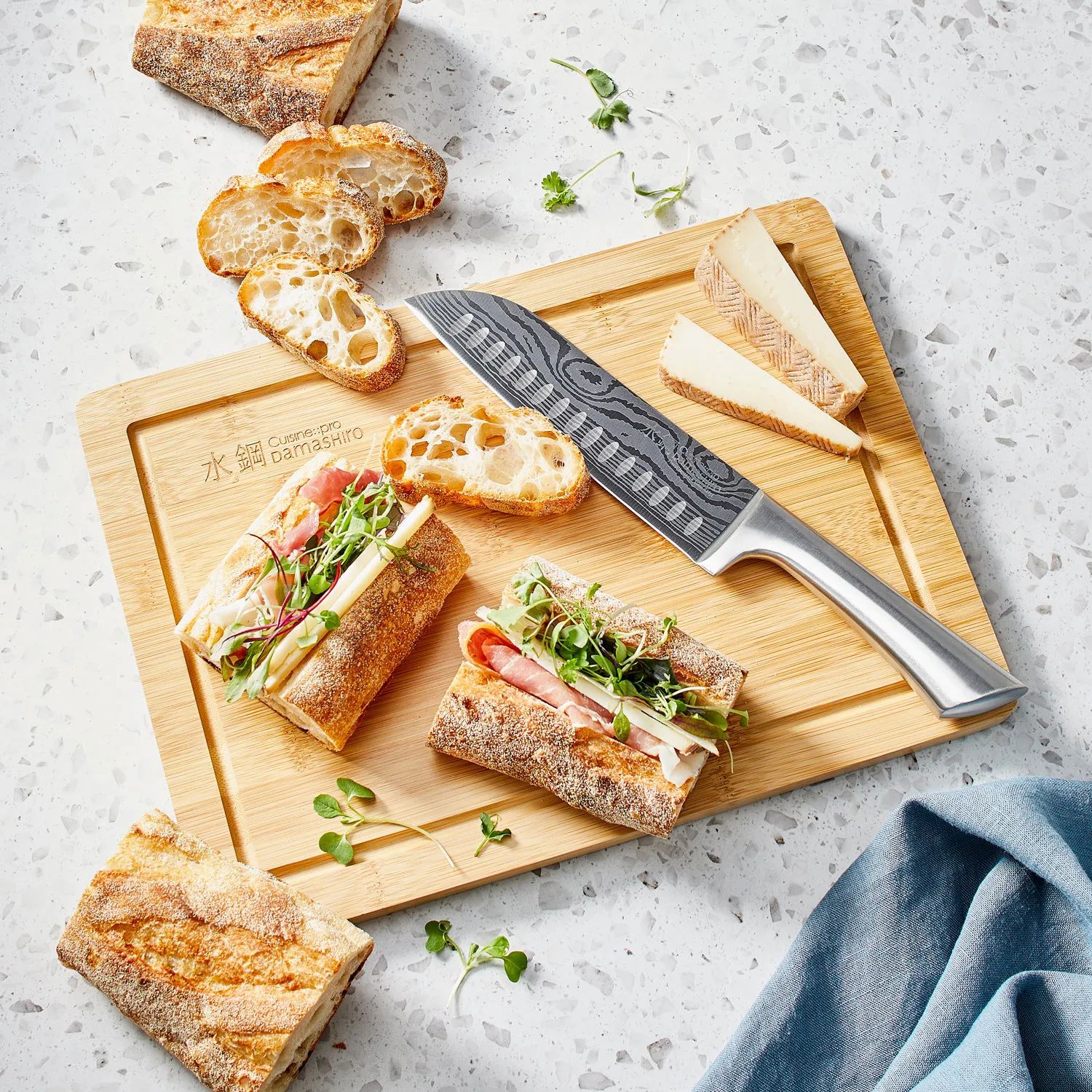 THE CUSTOM CHEF™ Santokuknive Cuisine::pro®
Damashiro® Cuisine::pro Damashiro® Santokukniv og skærebræt i Sølvfarvet/natur, 2