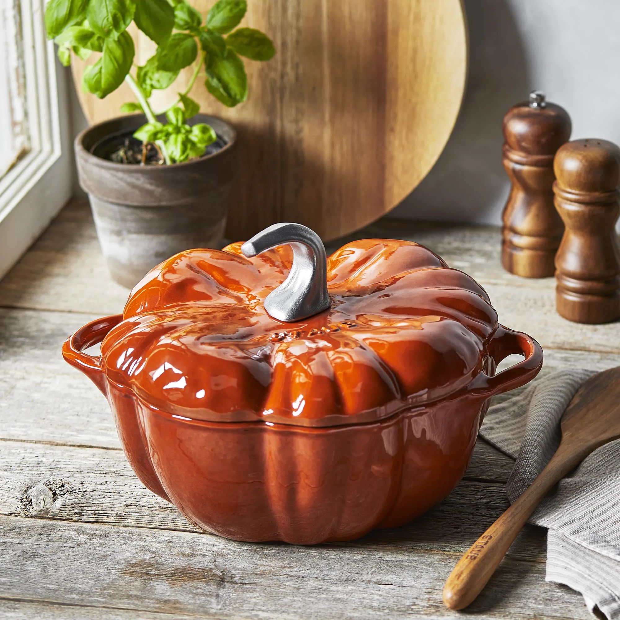 Staub Stegesøer Ceramic by Staub Græskar Cocotte i Kanel, 3.5 L, 2
