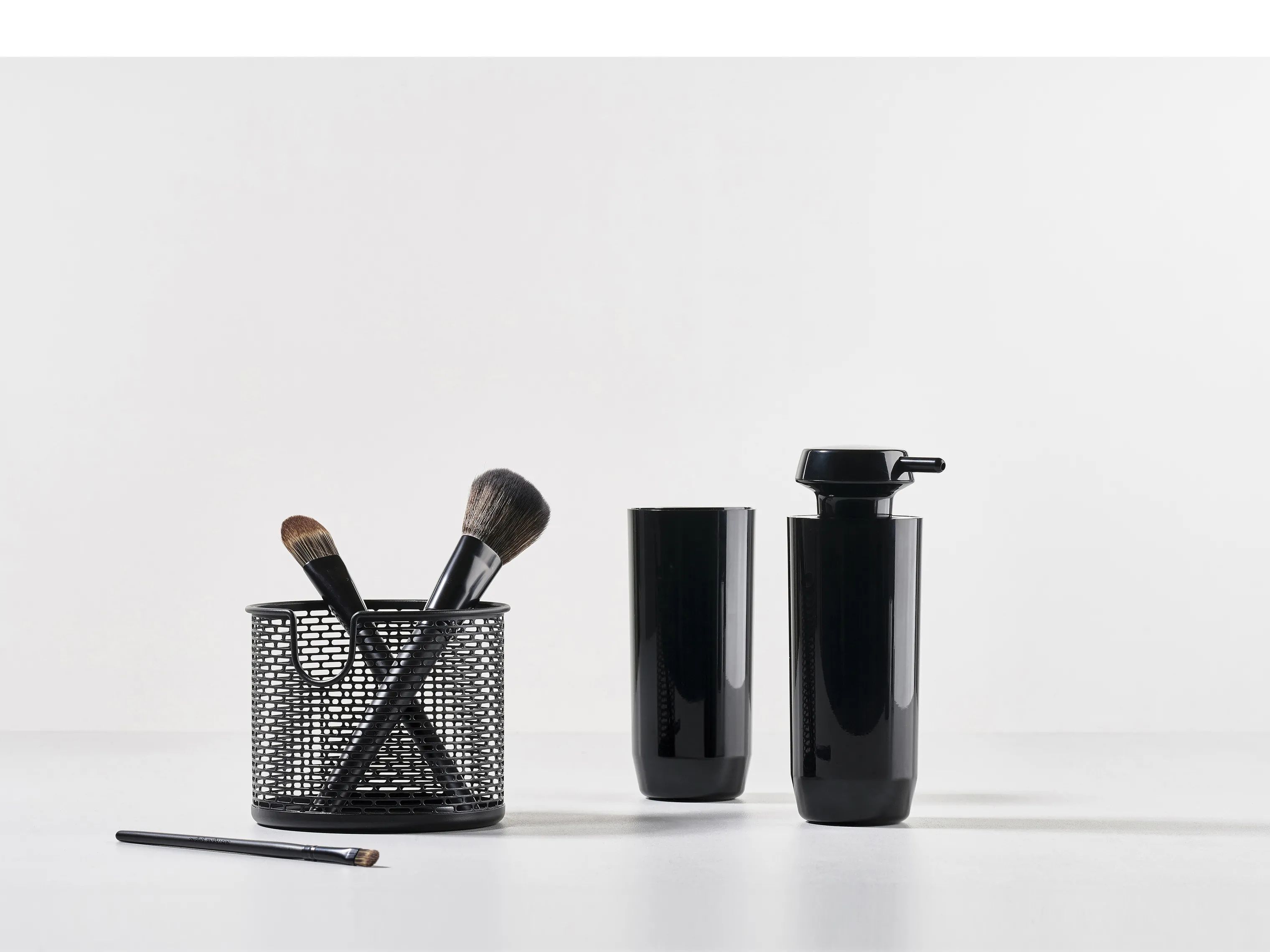 Zone Tandbørsteholdere Suii Tandbørstekrus i Black, 14,1 cm, 3