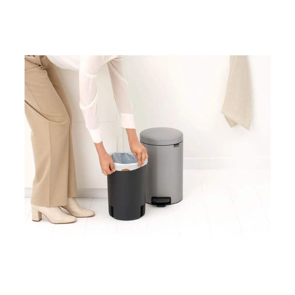 Brabantia Toiletspande NewIcon Pedalspand i Soft Grey, 12 L, 4
