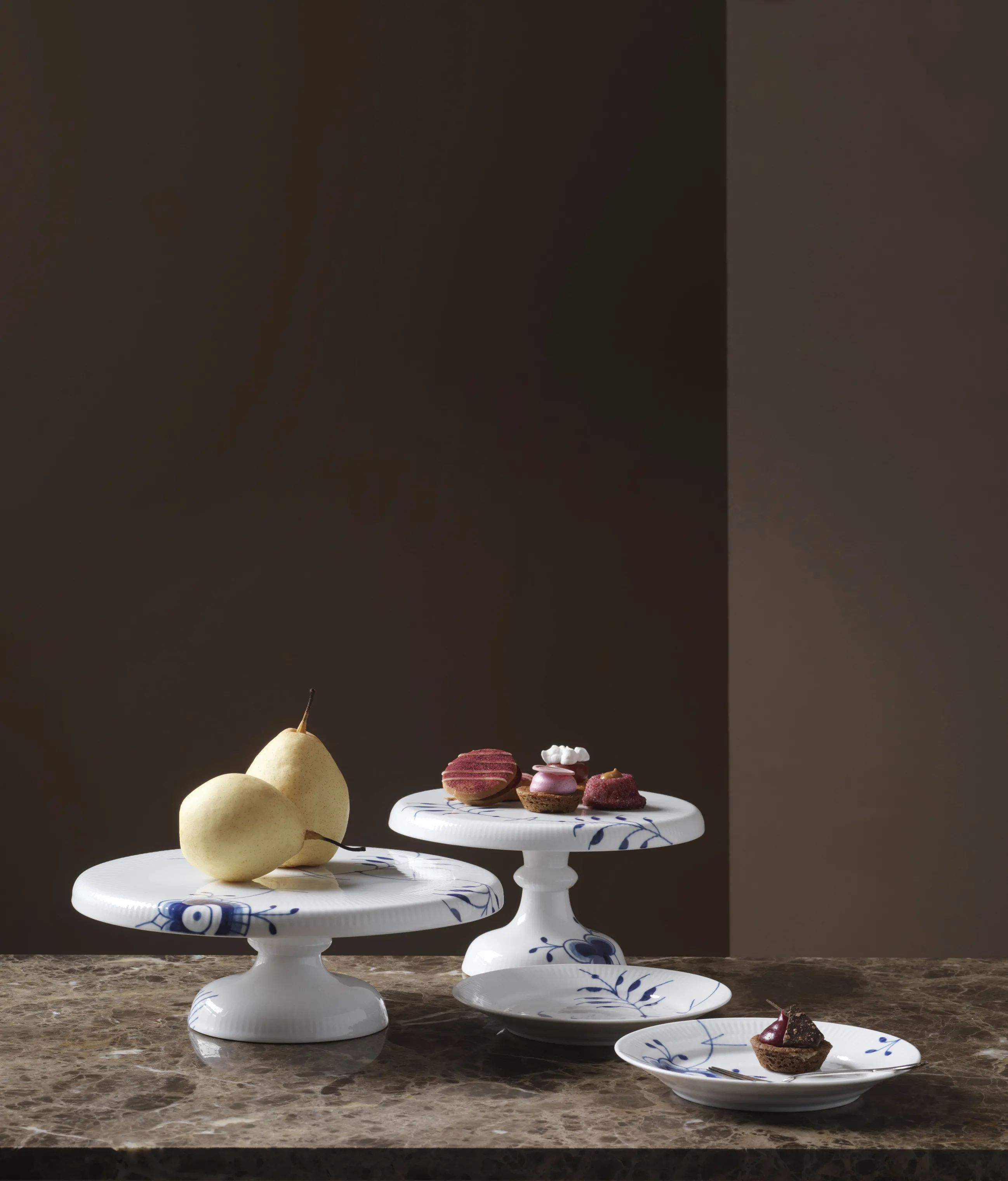Royal Copenhagen Lagkagefade Blå Mega Riflet Kageopsats i 23 cm, 2