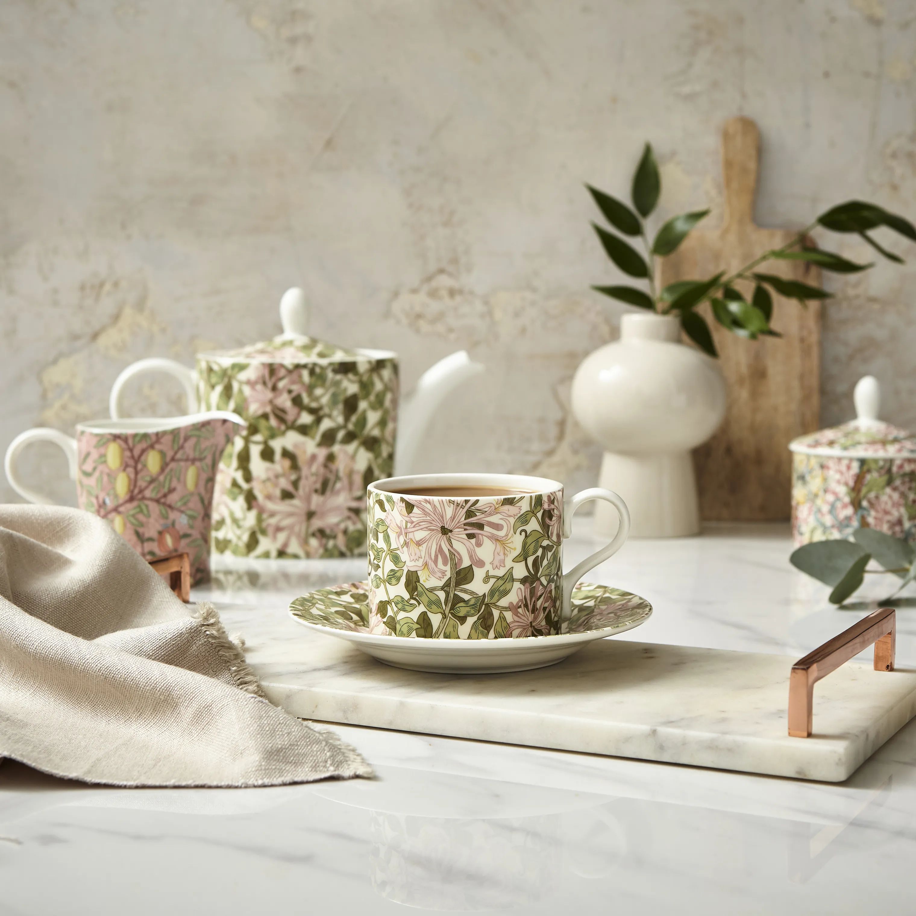 Spode Krus og kopper med hank Morris & Co Tekop m. underkop i Lyserød/Grøn, 2
