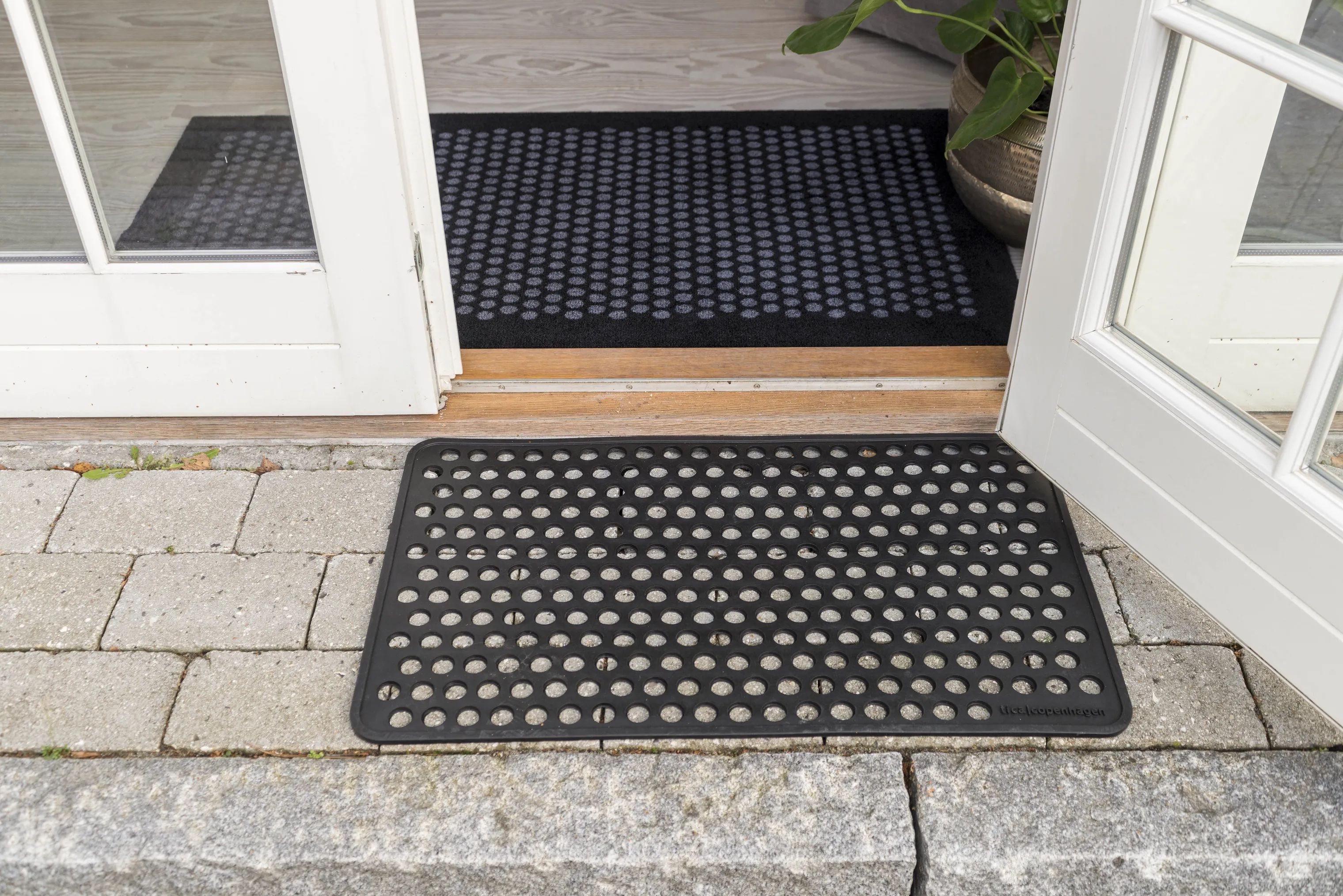 Tica Copenhagen Dørmåtter Dot Dørmåtte i Sort, B45 x L75 cm, 3