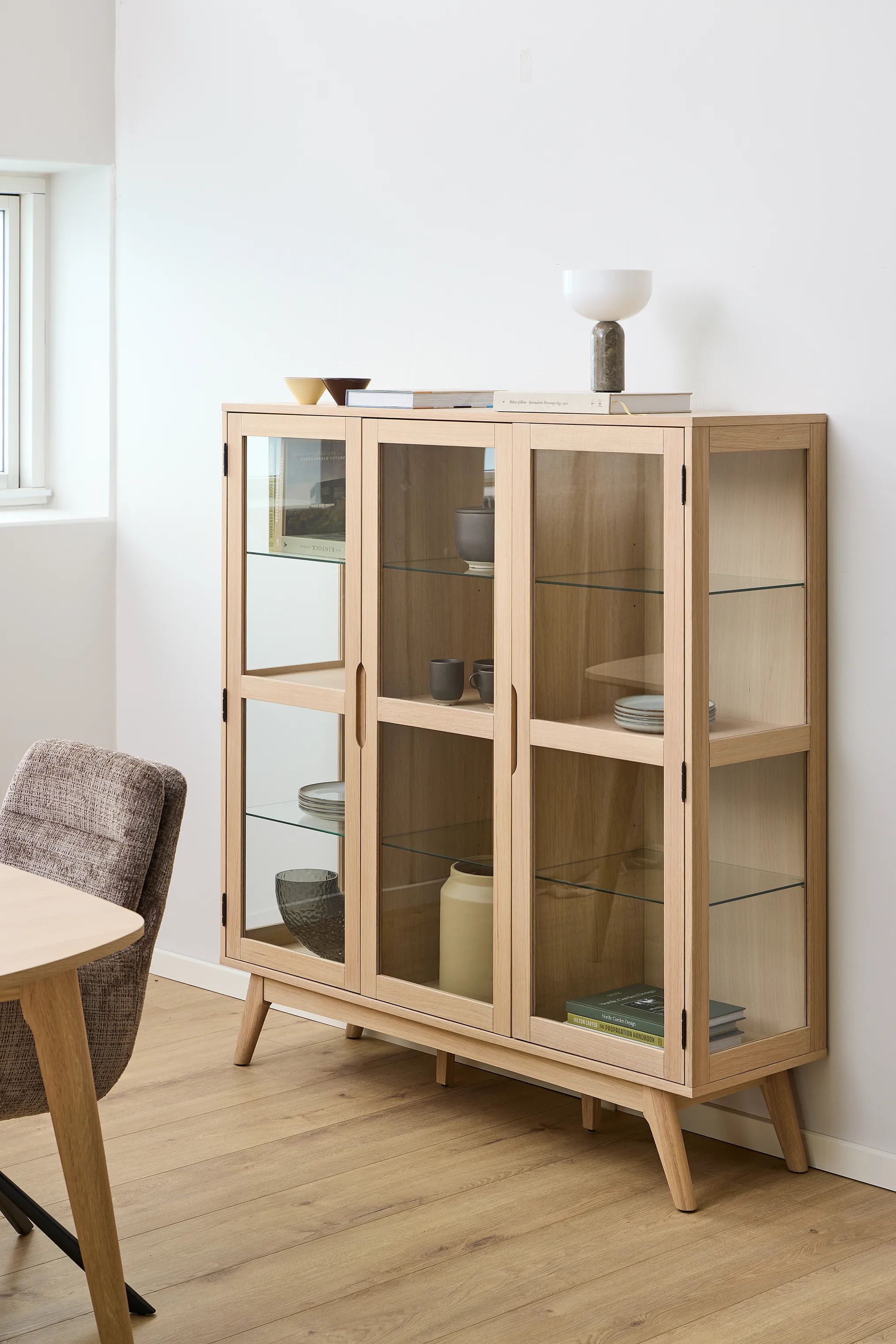 CASA Living Skabe Marte Vitrineskab i H148 x B140 cm, 6