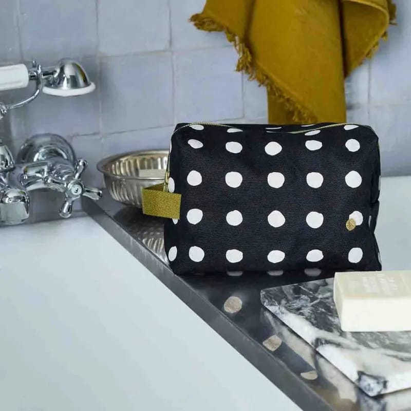 La Cerise sur le gâteau
 Toilettasker Mia Toilettaske i CAVIAR, 2