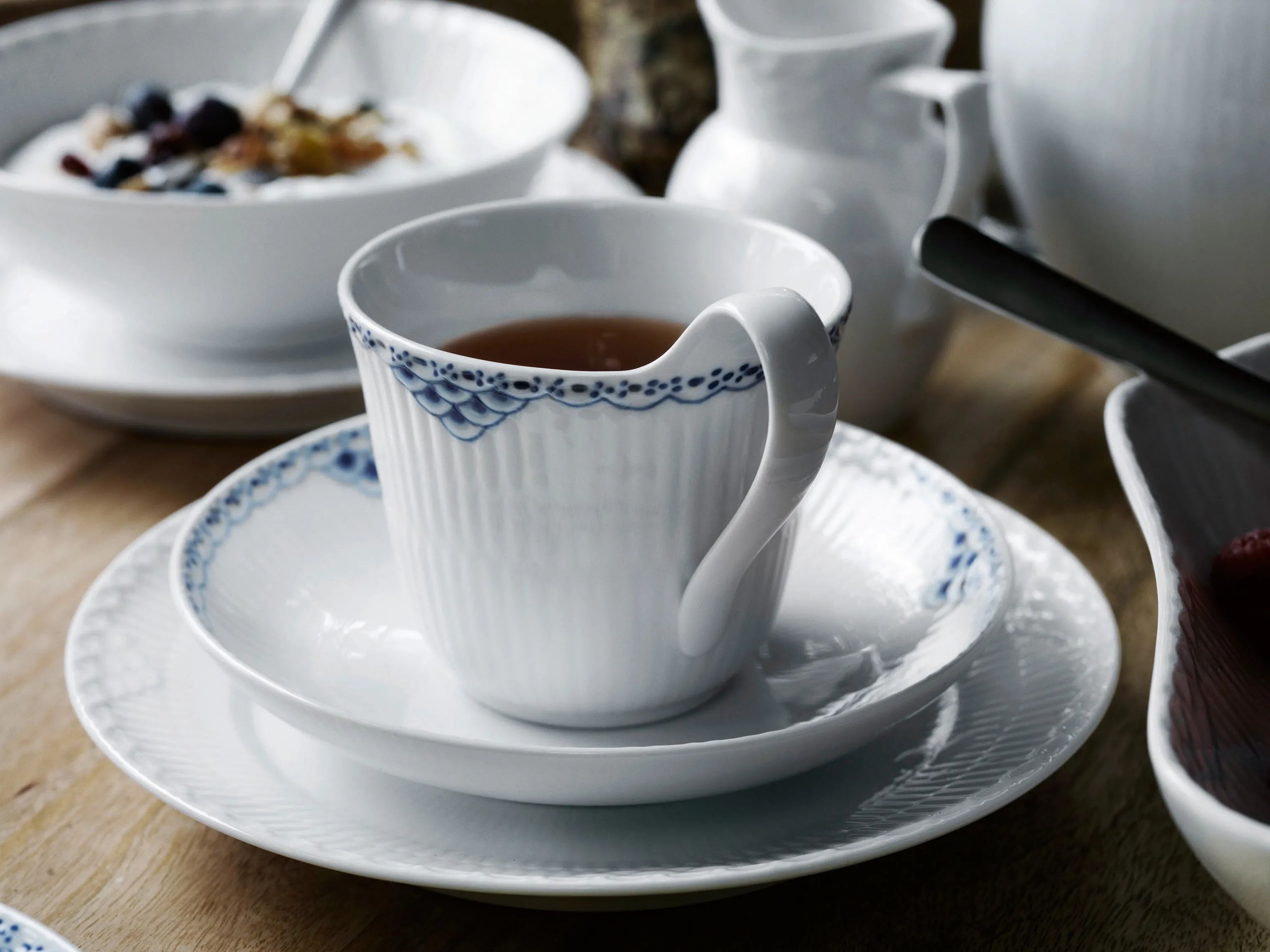 Royal Copenhagen Krus og kopper med hank Prinsesse Kaffekop m. underkop i Koboltblå/hvid, 24 cl, 2