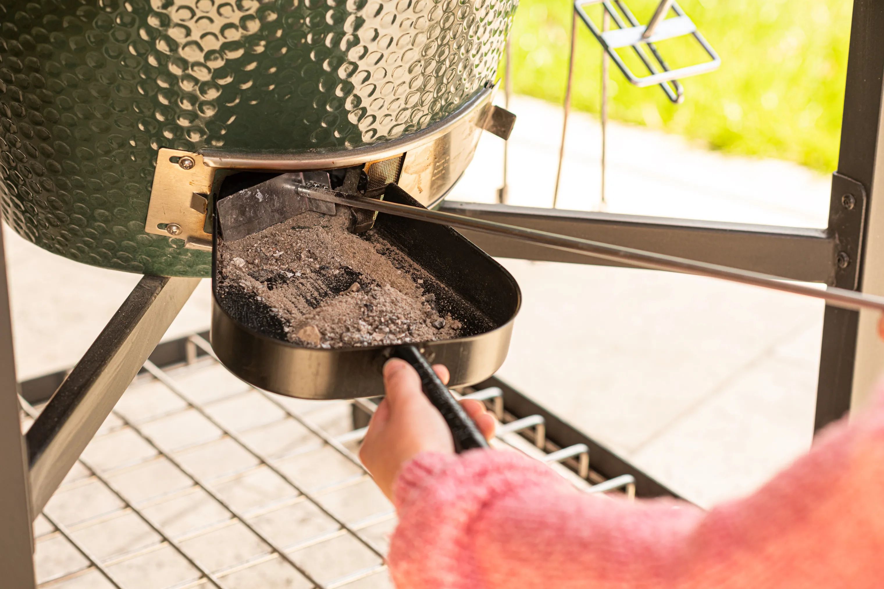 Big Green Egg Øvrigt grilltilbehør EGG tools Askeskovl i Sort, 2