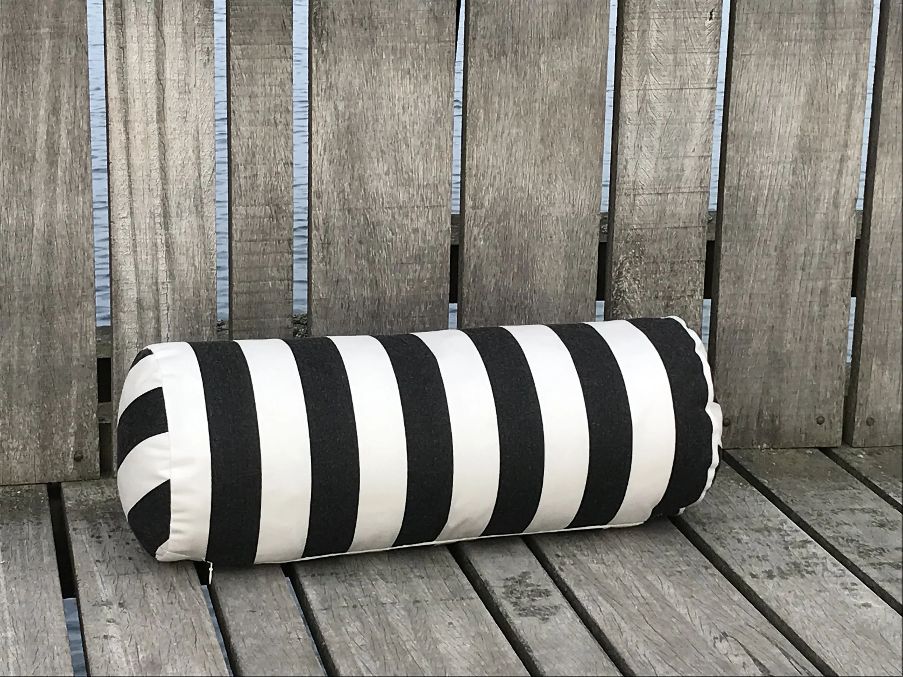 TRIMM Copenhagen Havehynder Tube Pude i Graphite/hvid, H42 x B80 cm, 2