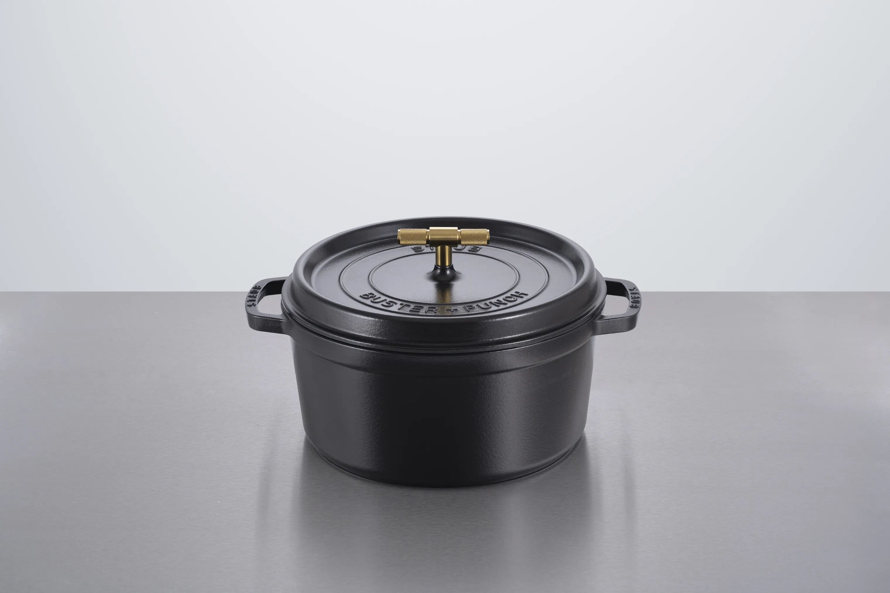 Staub Stegesøer Buster & Punch La Cocotte i Sort/messing, 6.75 L, 2