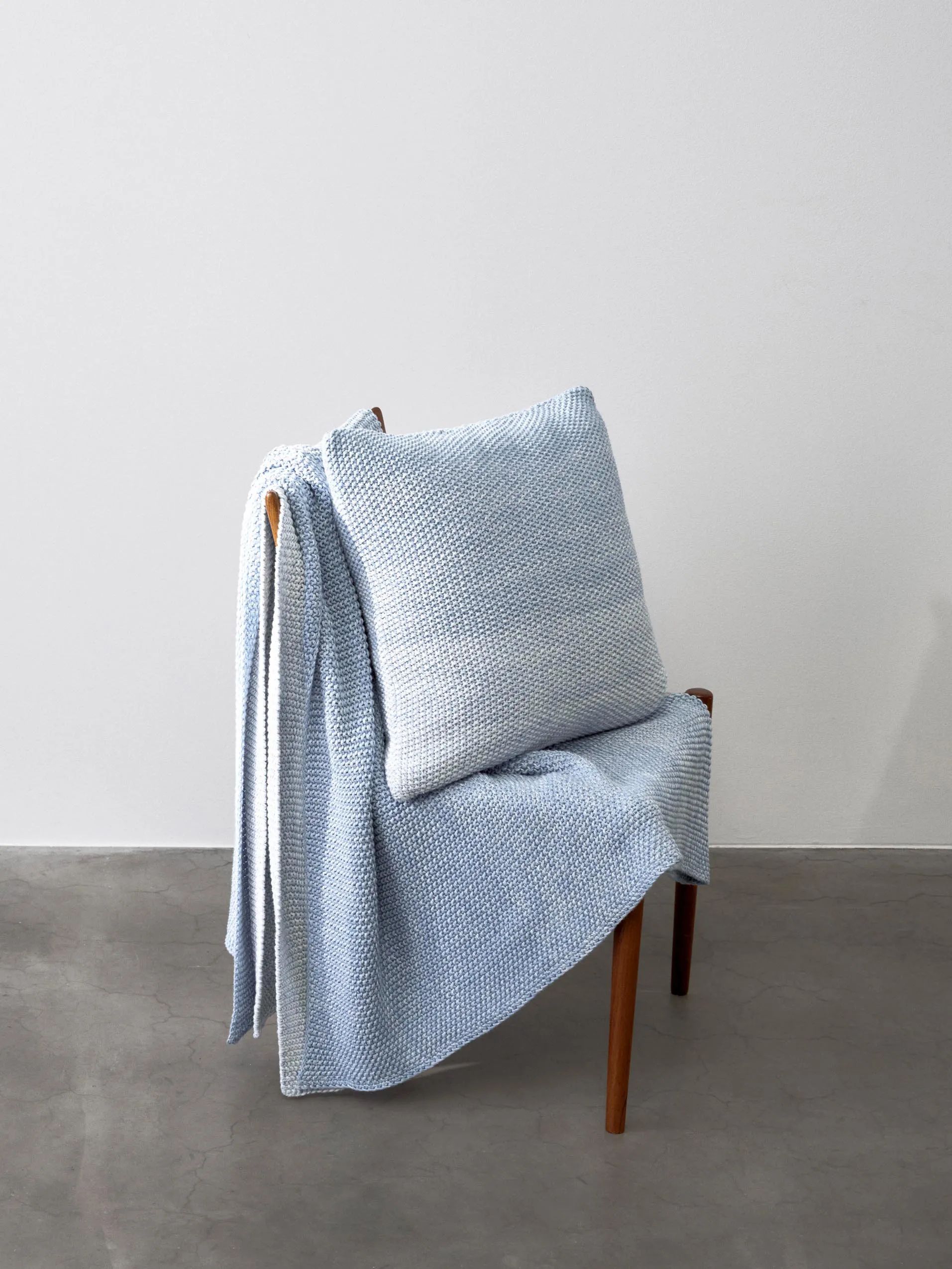 Essenza Pyntepuder Nordic Knit Pyntepude i Denim Blue, H13 x B50 x L50 cm, 2