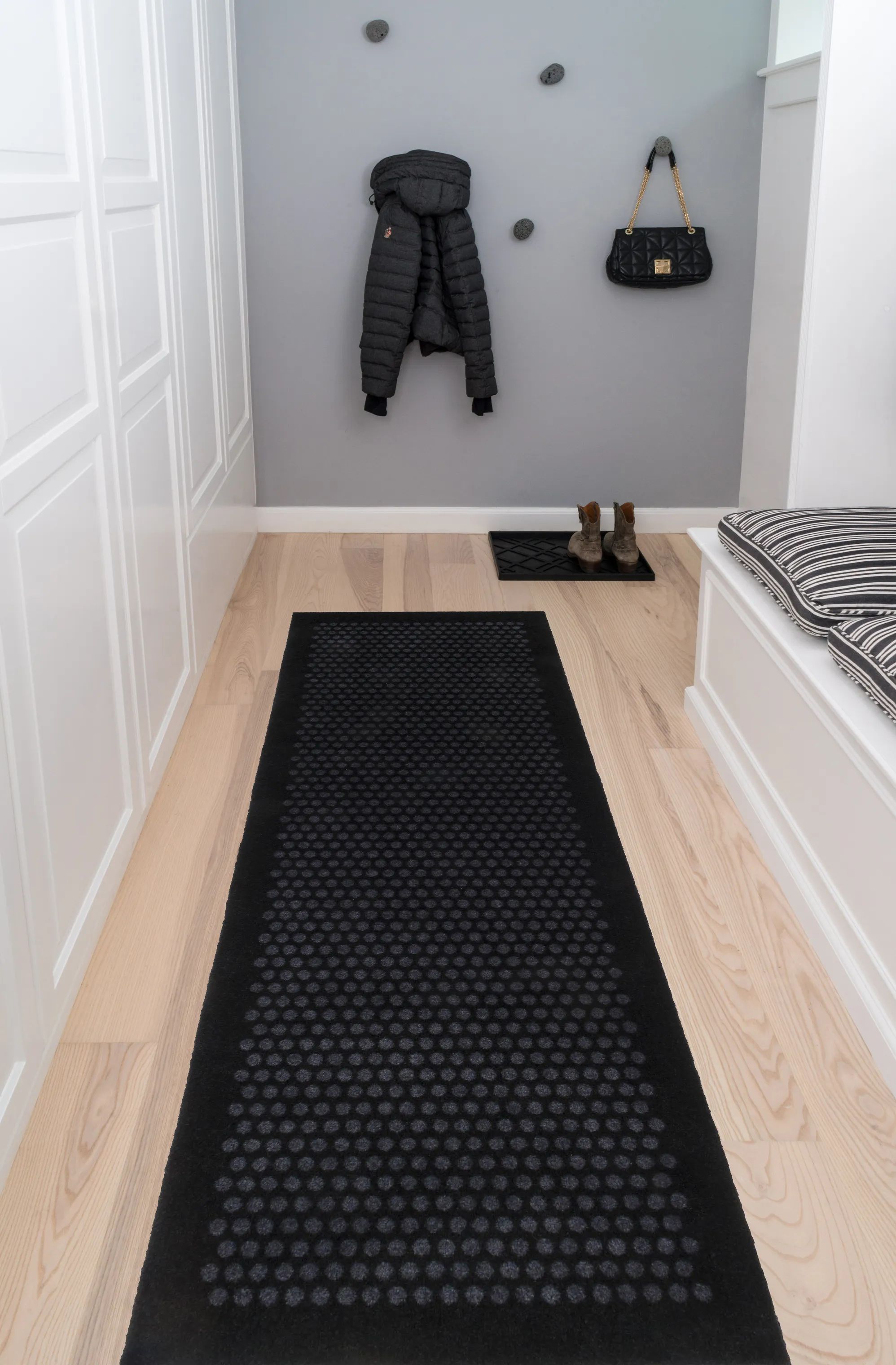 Tica Copenhagen Gulvtæpper Dot Gulvtæppe i Sort/grå, B67 x L200 cm, 3