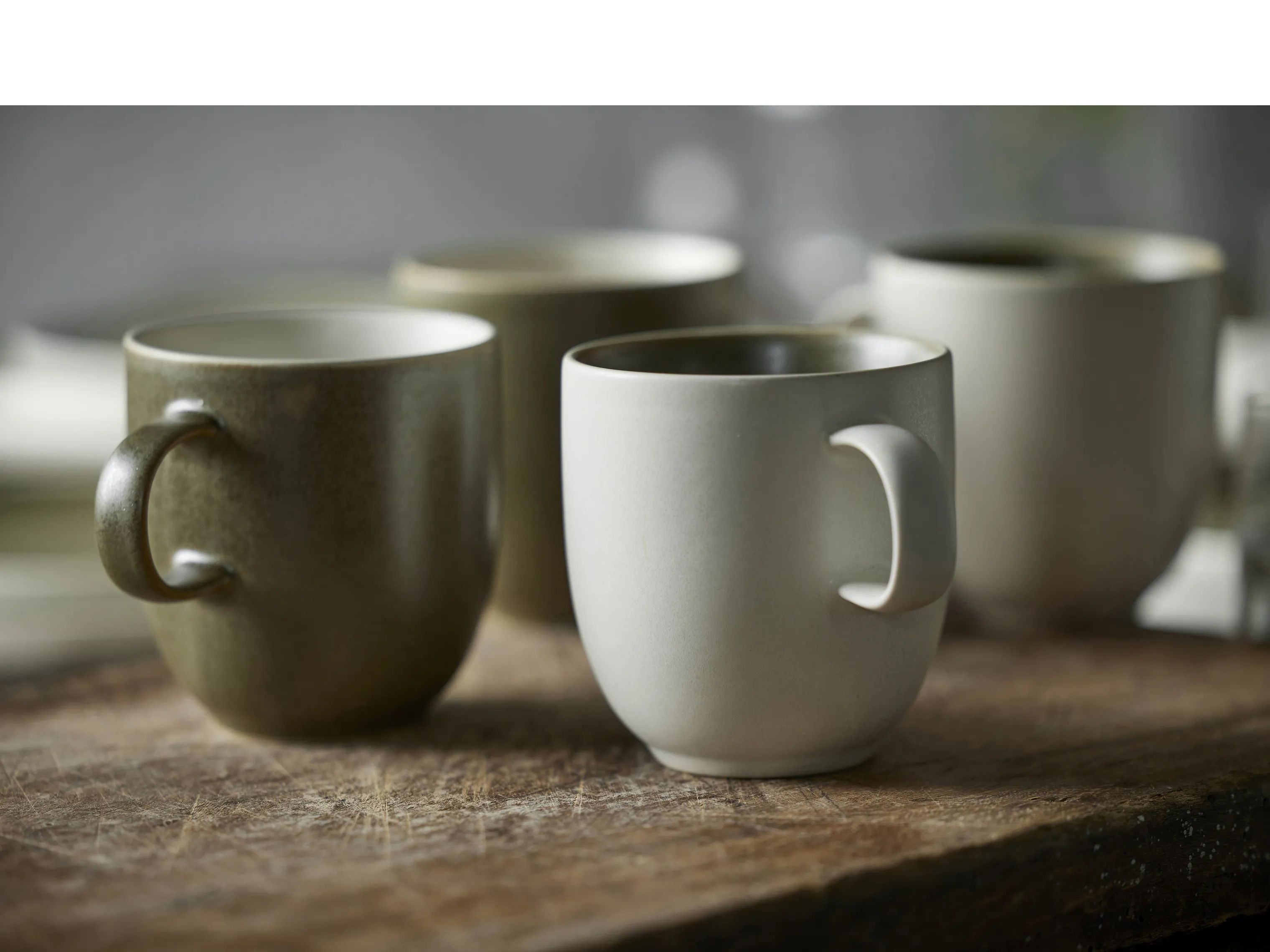 Studio Round Krus og kopper med hank North Krus i Matte moss/matte white, 2