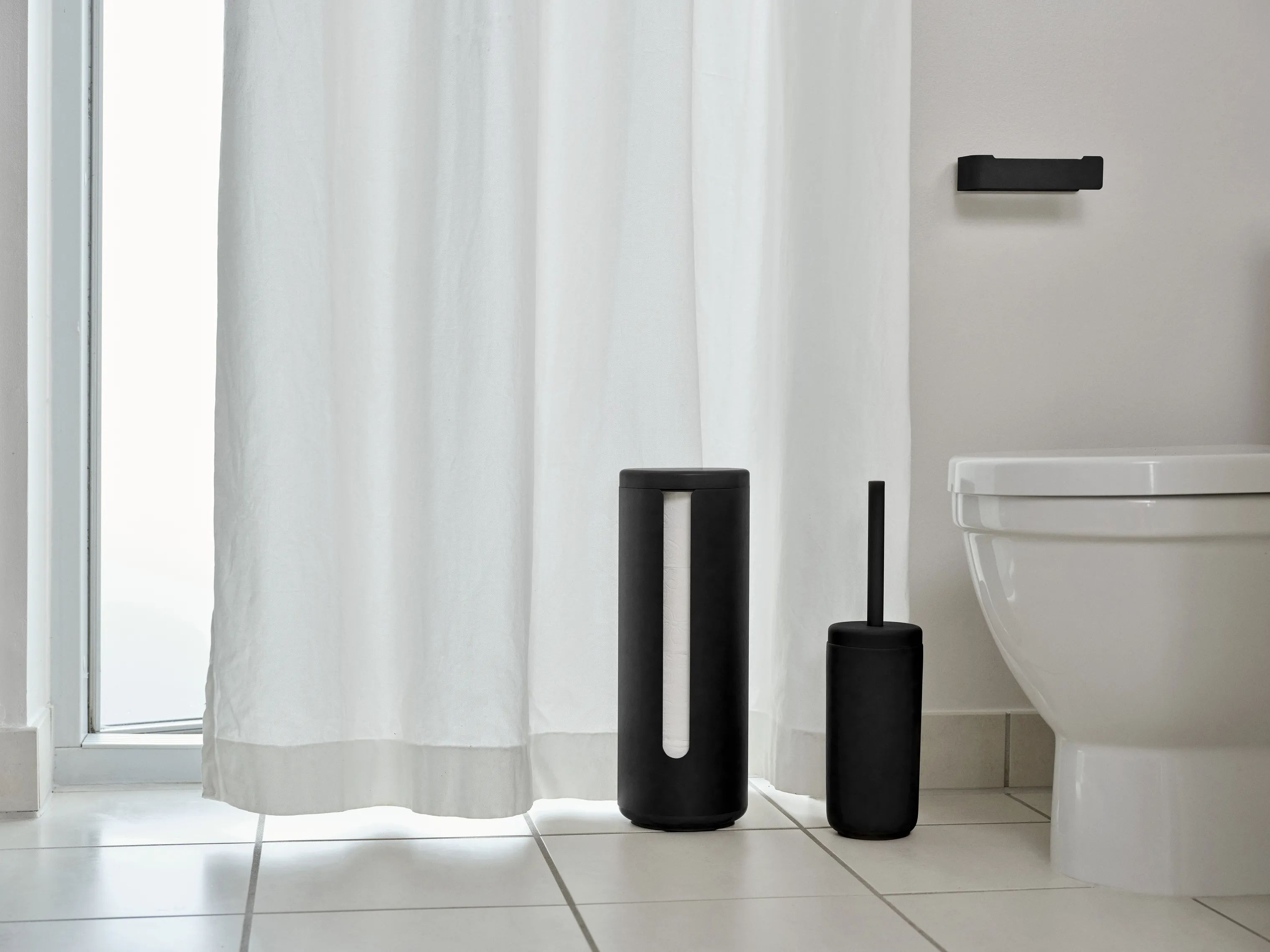 Zone Tilbehør til bad Ume Toiletrulleholder i Sort, 2