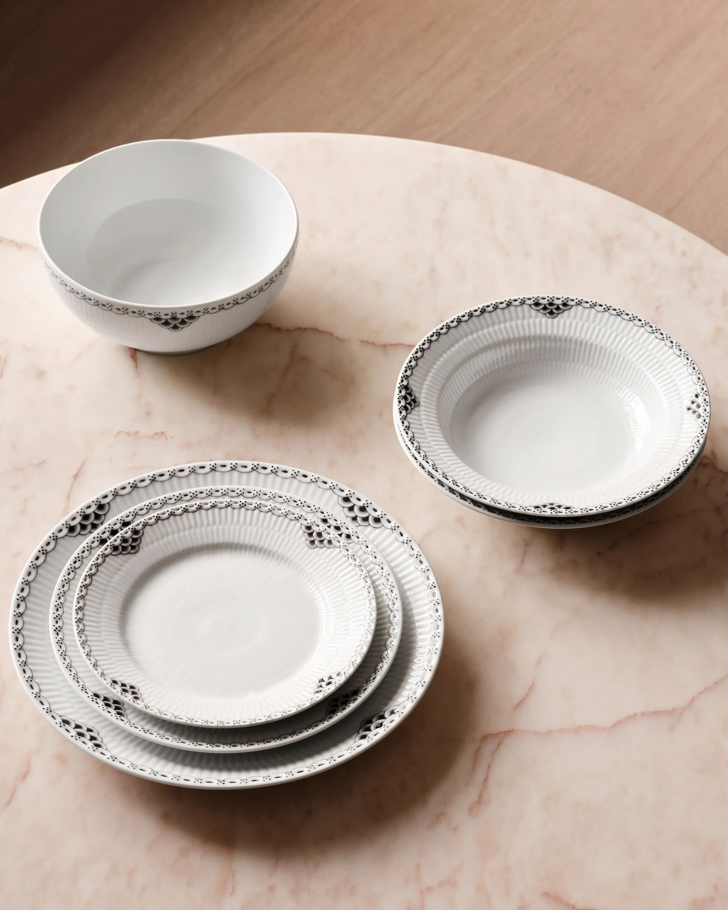 Royal Copenhagen Serveringsskåle Sort Riflet Blonde Skål i 18 cm, 2