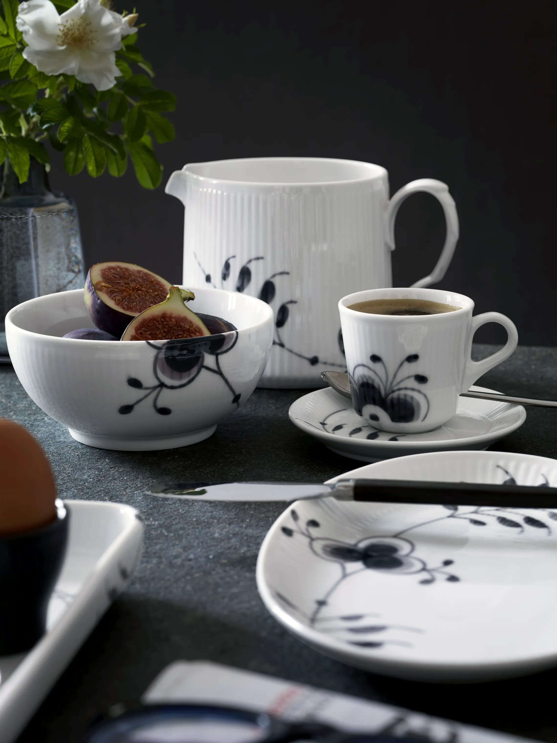 Royal Copenhagen Serveringsskåle Sort Mega Riflet Skål i Sort/hvid, 15 cm, 2