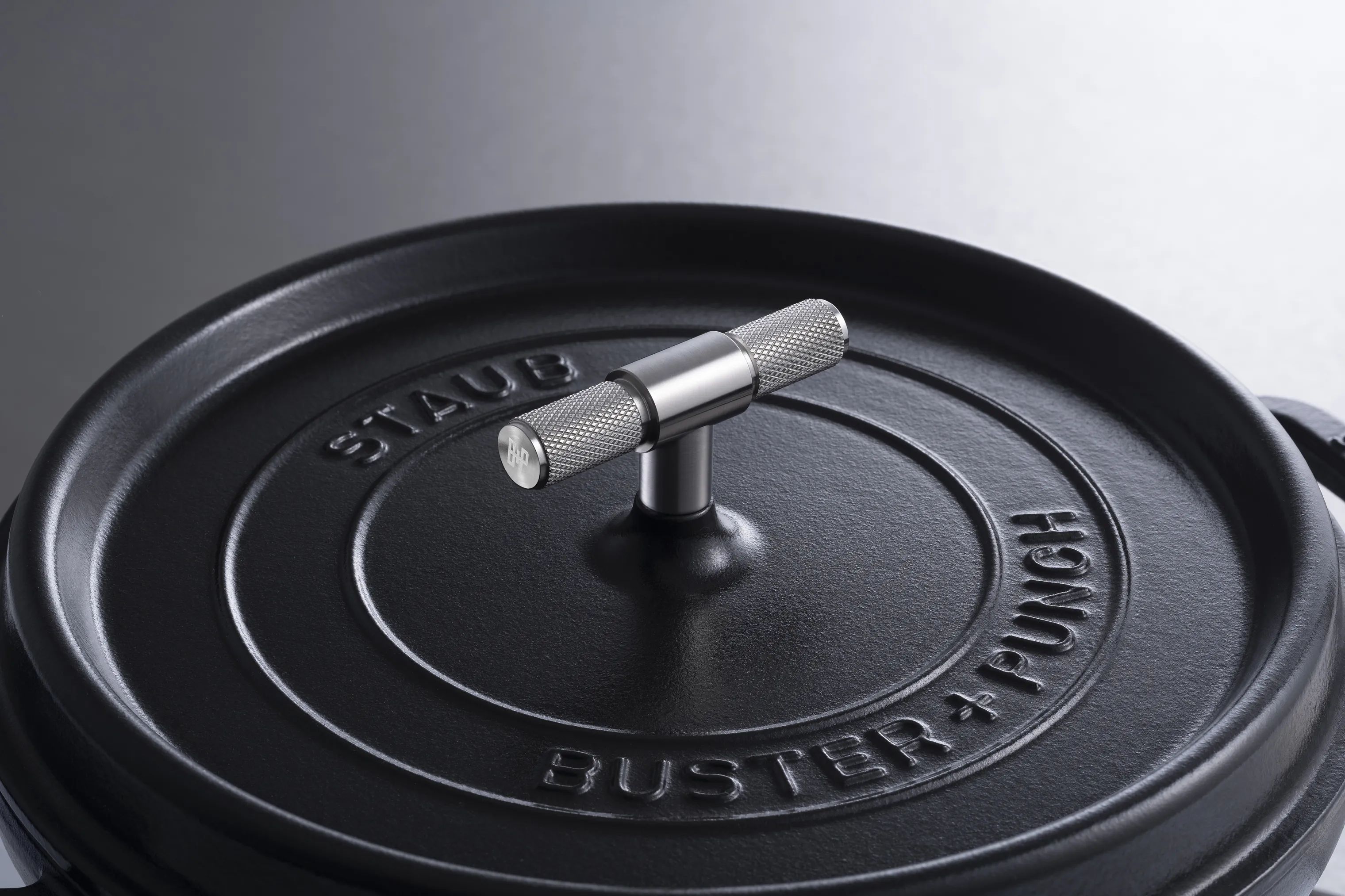 Staub Stegesøer Buster & Punch La Cocotte i Sort/sølvfarvet, 6.75 L, 3