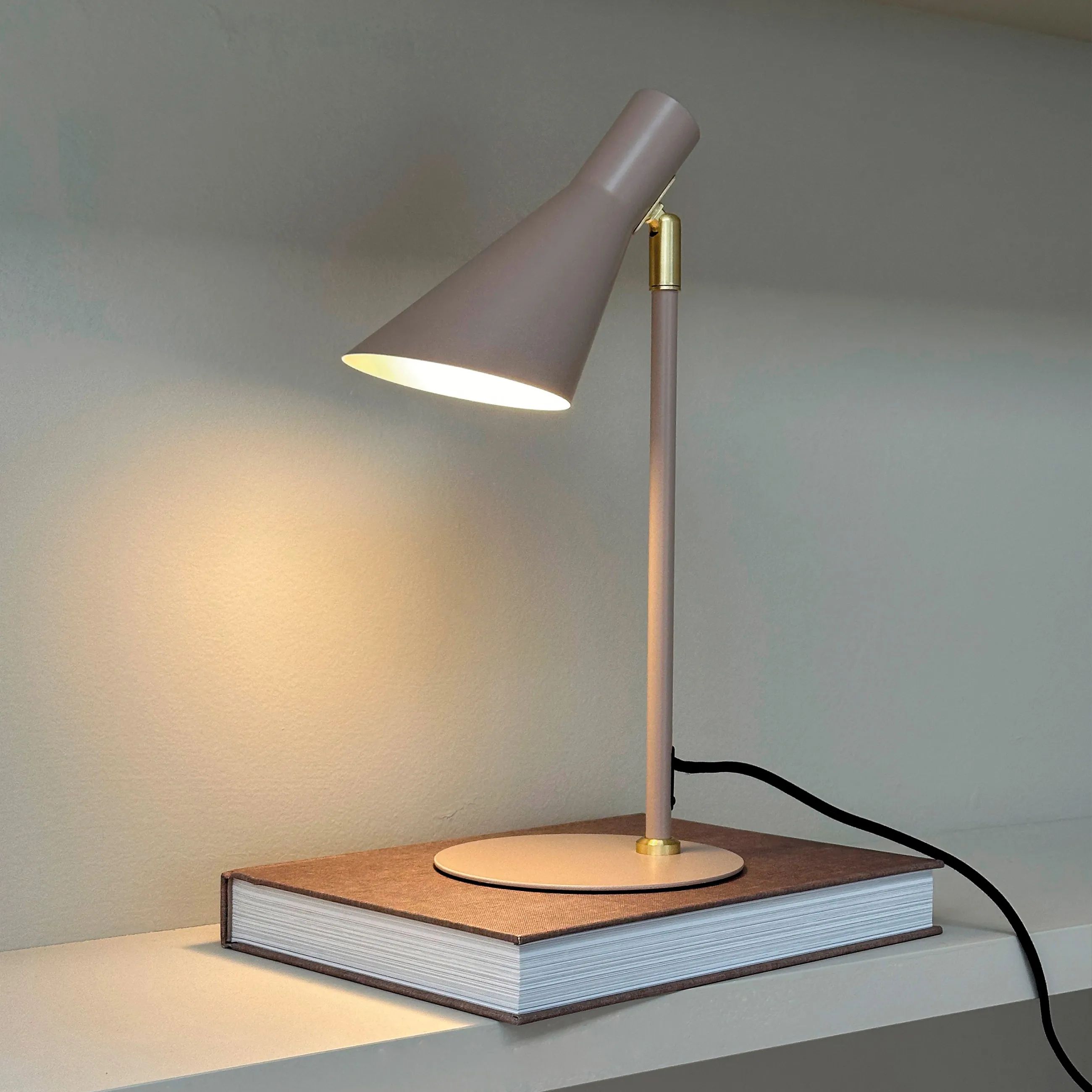 Dyberg Larsen Bordlamper DL12 Bordlampe i Beige/ Messing, H39,5 x Ø20 cm, 2