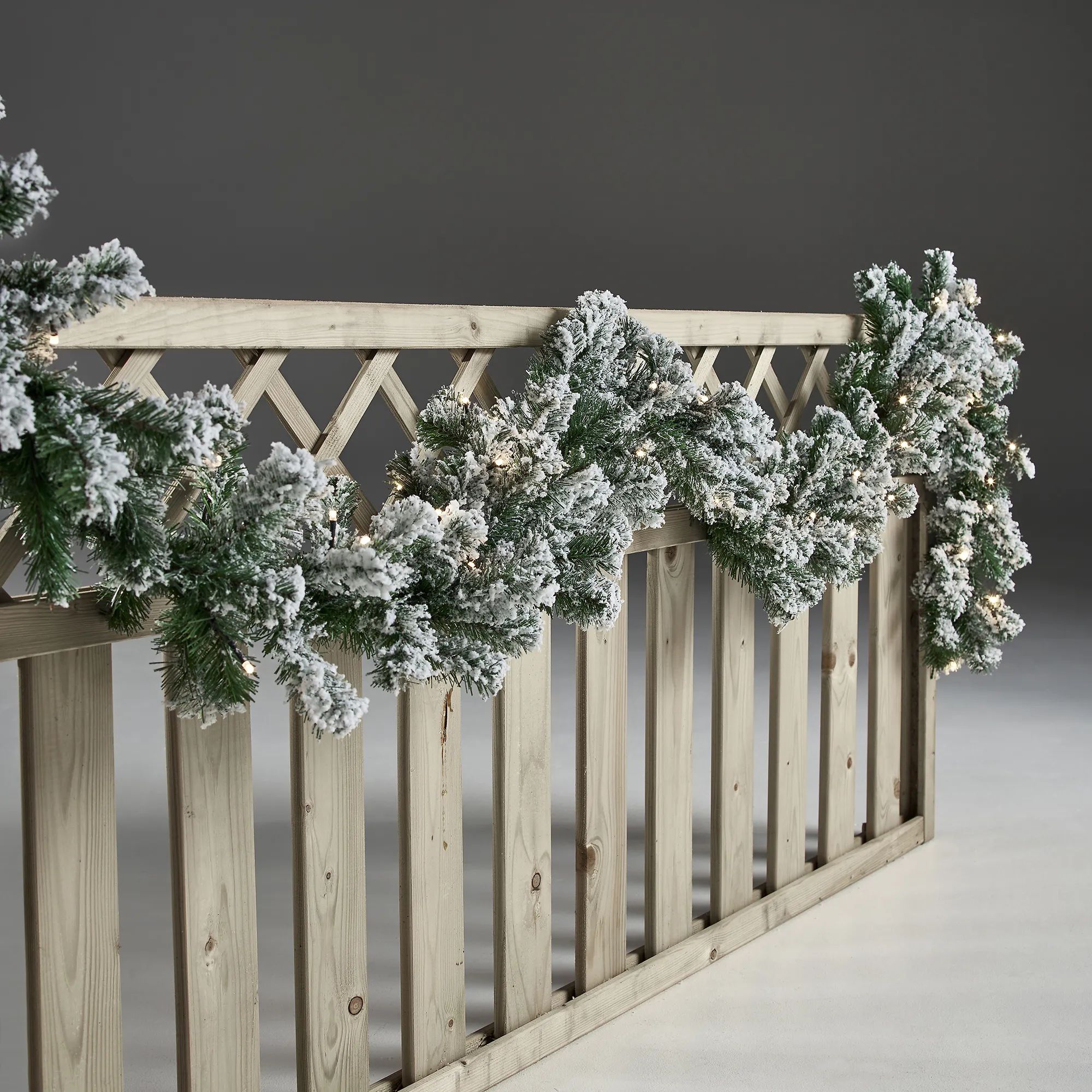 Nordic Winter Øvrigt julepynt Kunstig granguirlande i hvid, 2