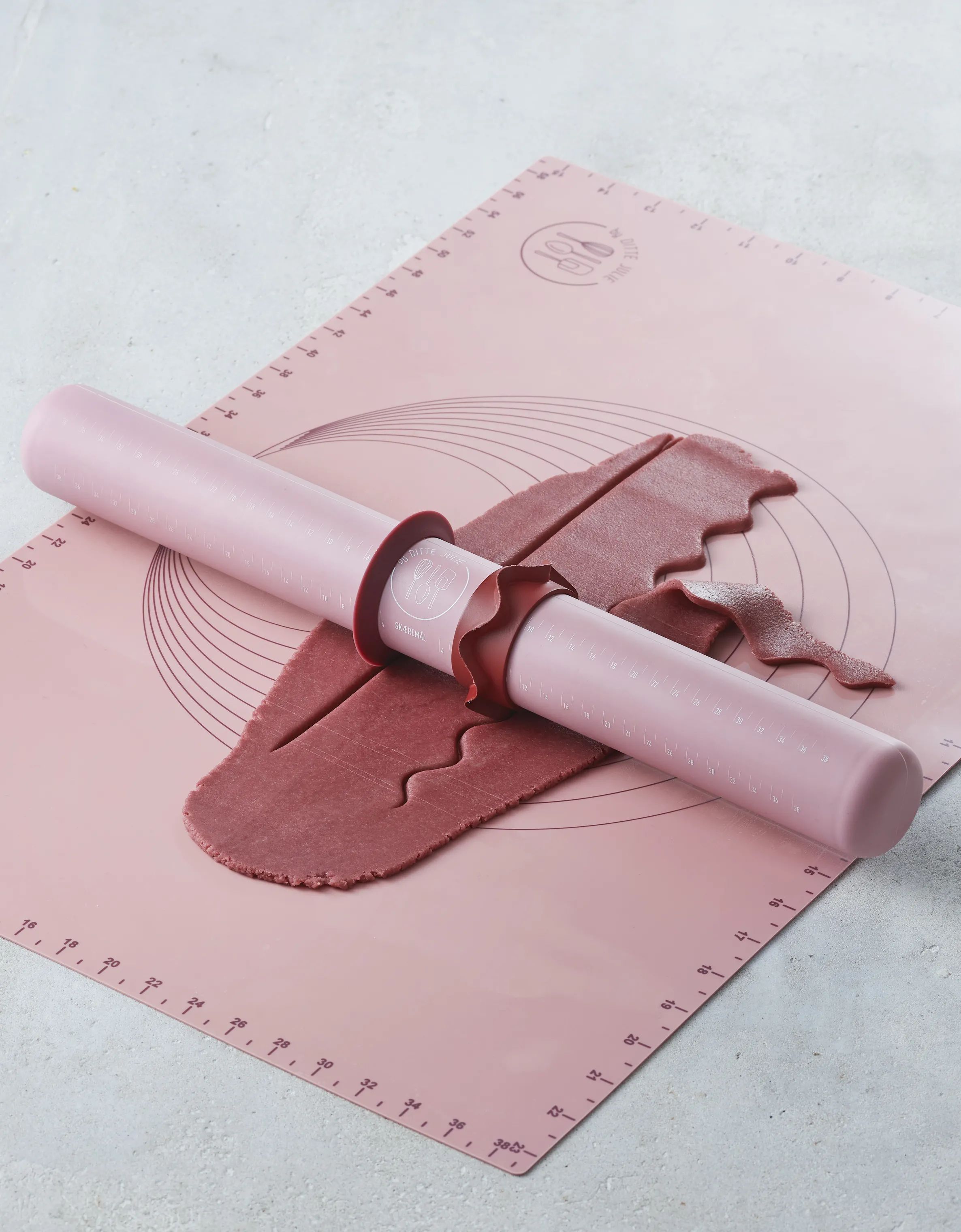 by Ditte Julie Kageruller Marcipanskærer m. bølge - 2 stk. i Mørk rosa, 2