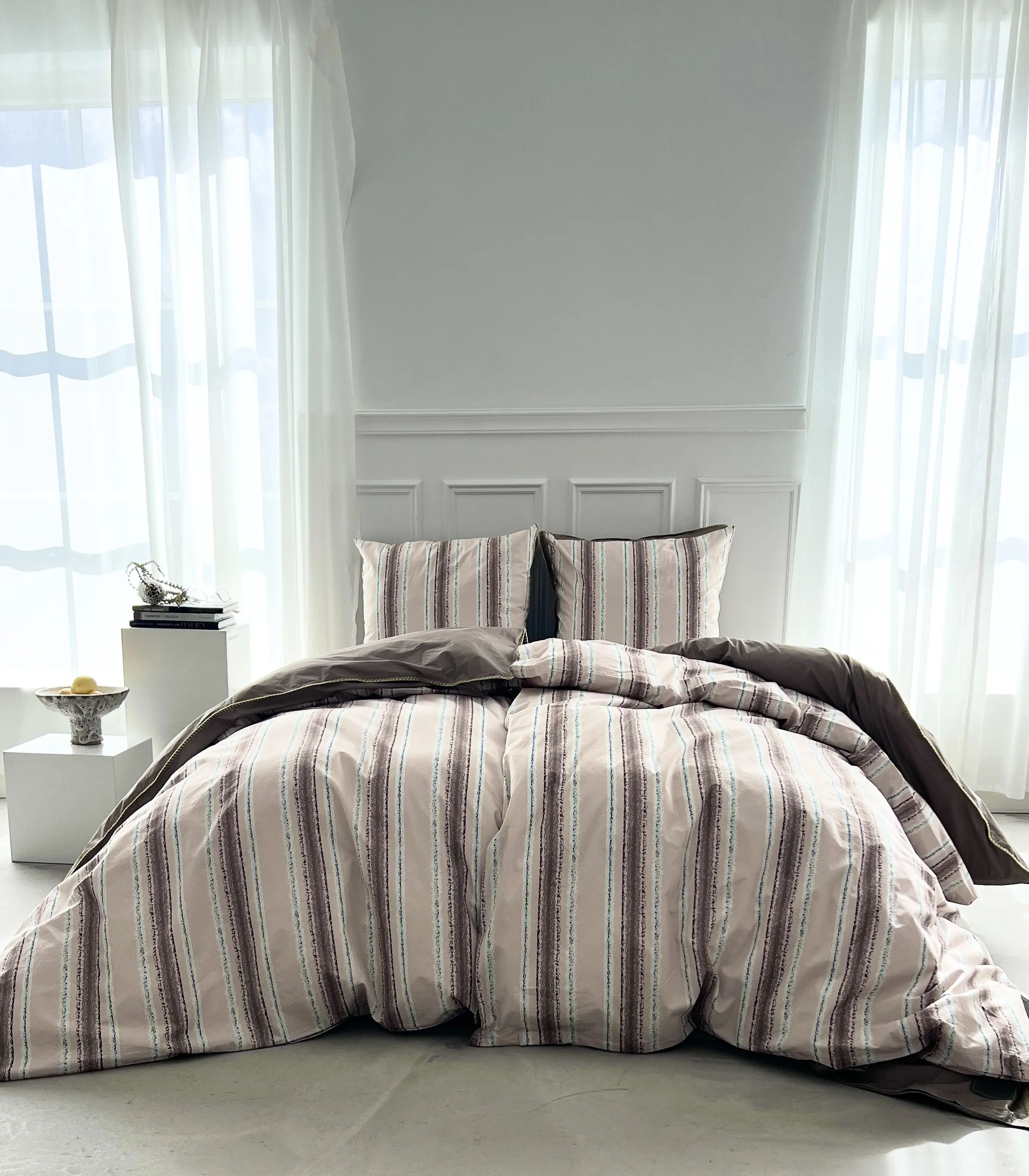 omhu x Mads Barfod Sengetøj Steamline Streamline Sengetøj i Latte, B140 x L220 cm, 2
