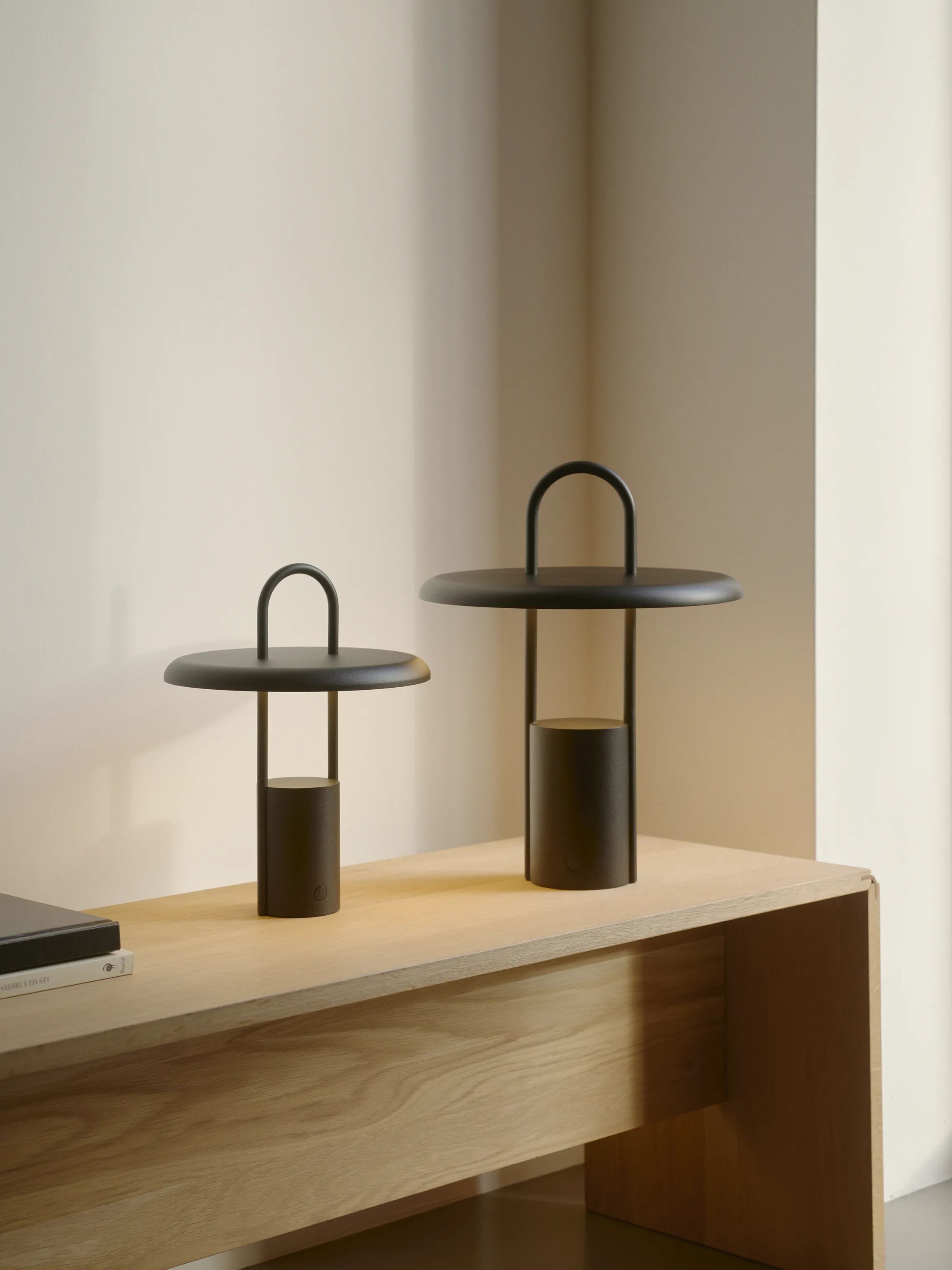 Stelton LED-lamper Pier Transportabel LED-Lampe i Black, 33,5 cm, 2