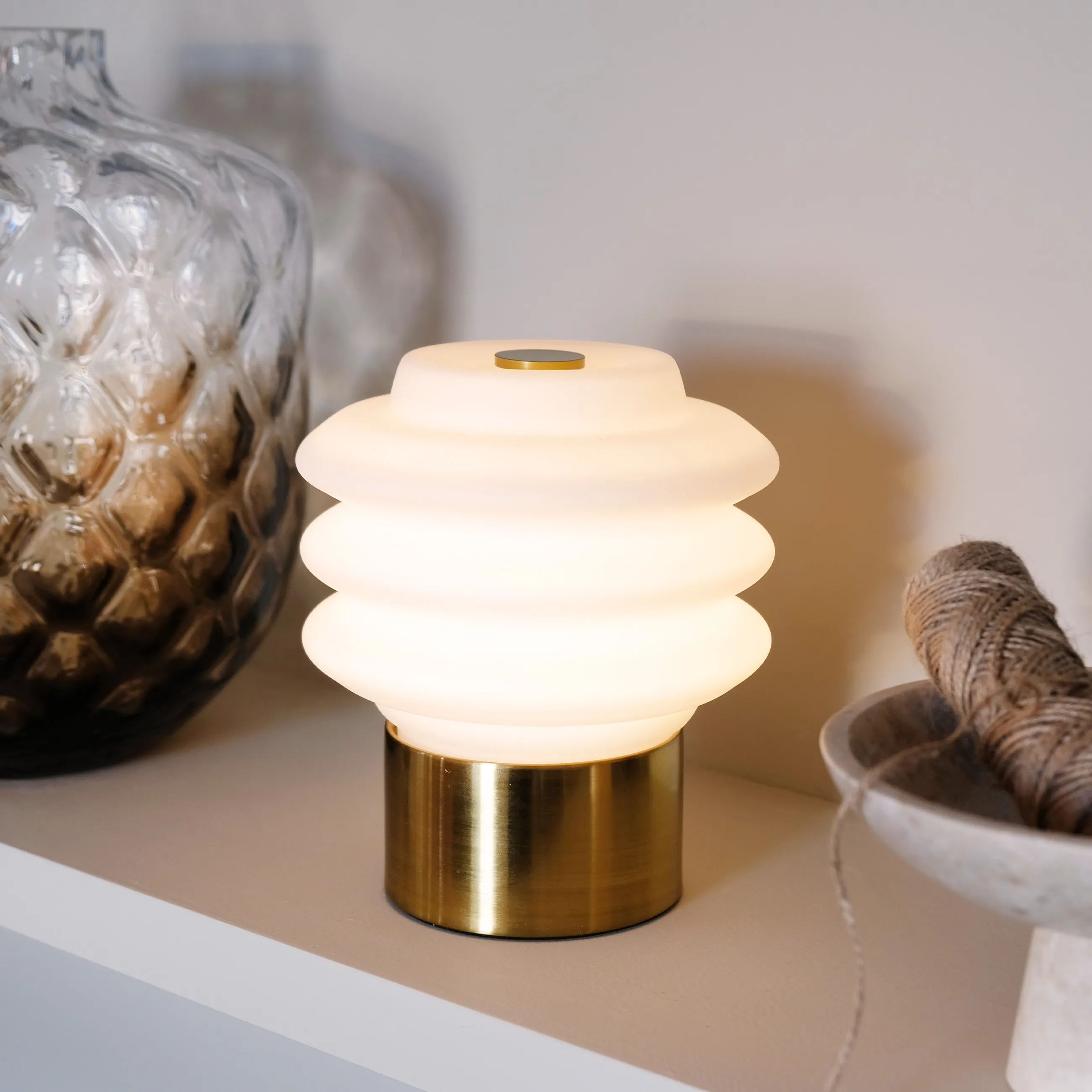 Dyberg Larsen Bordlamper Diva Bordlampe i Opal/ Messing, 18 cm, 2