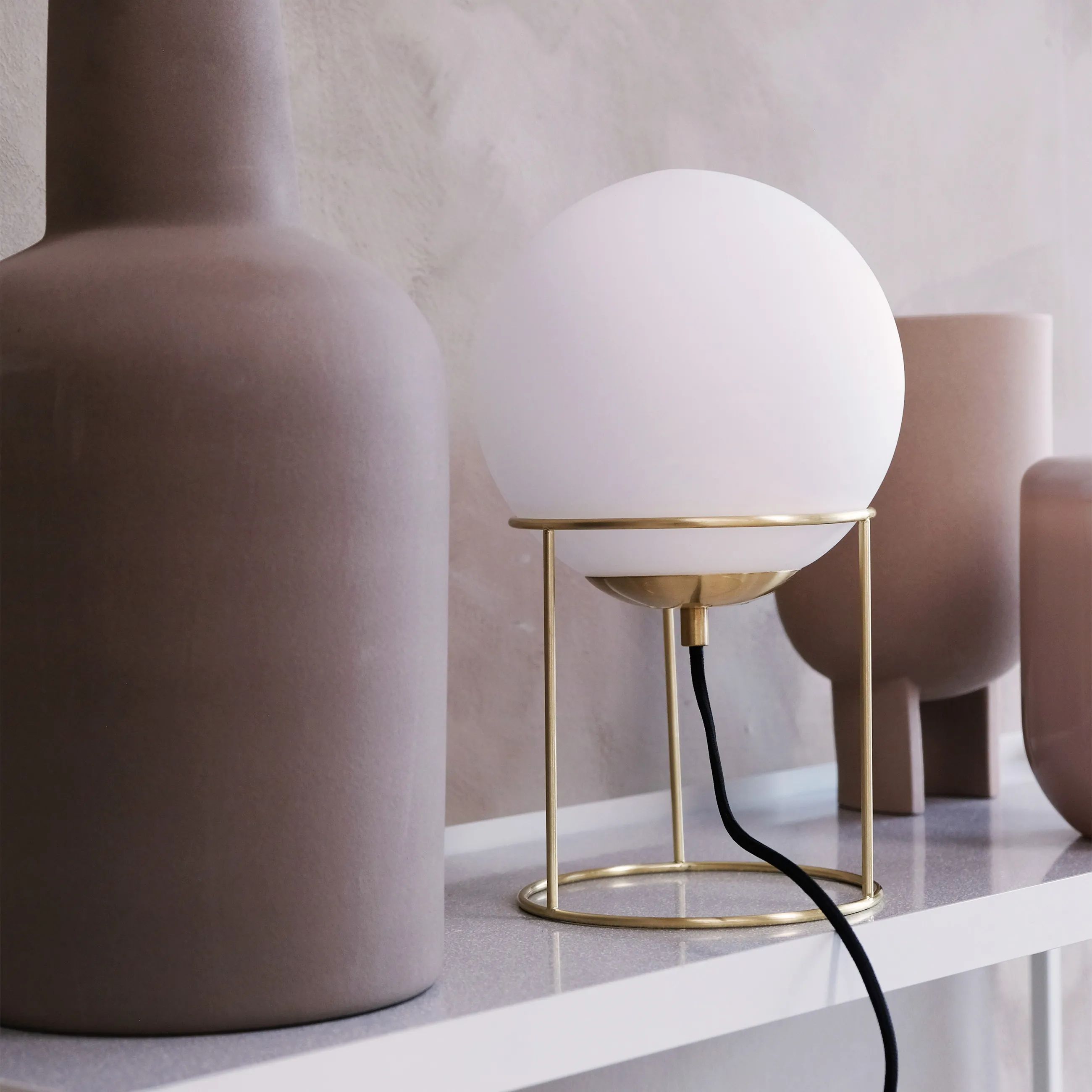 Dyberg Larsen Bordlamper Madrid Bordlampe i Opal/Messing, 2