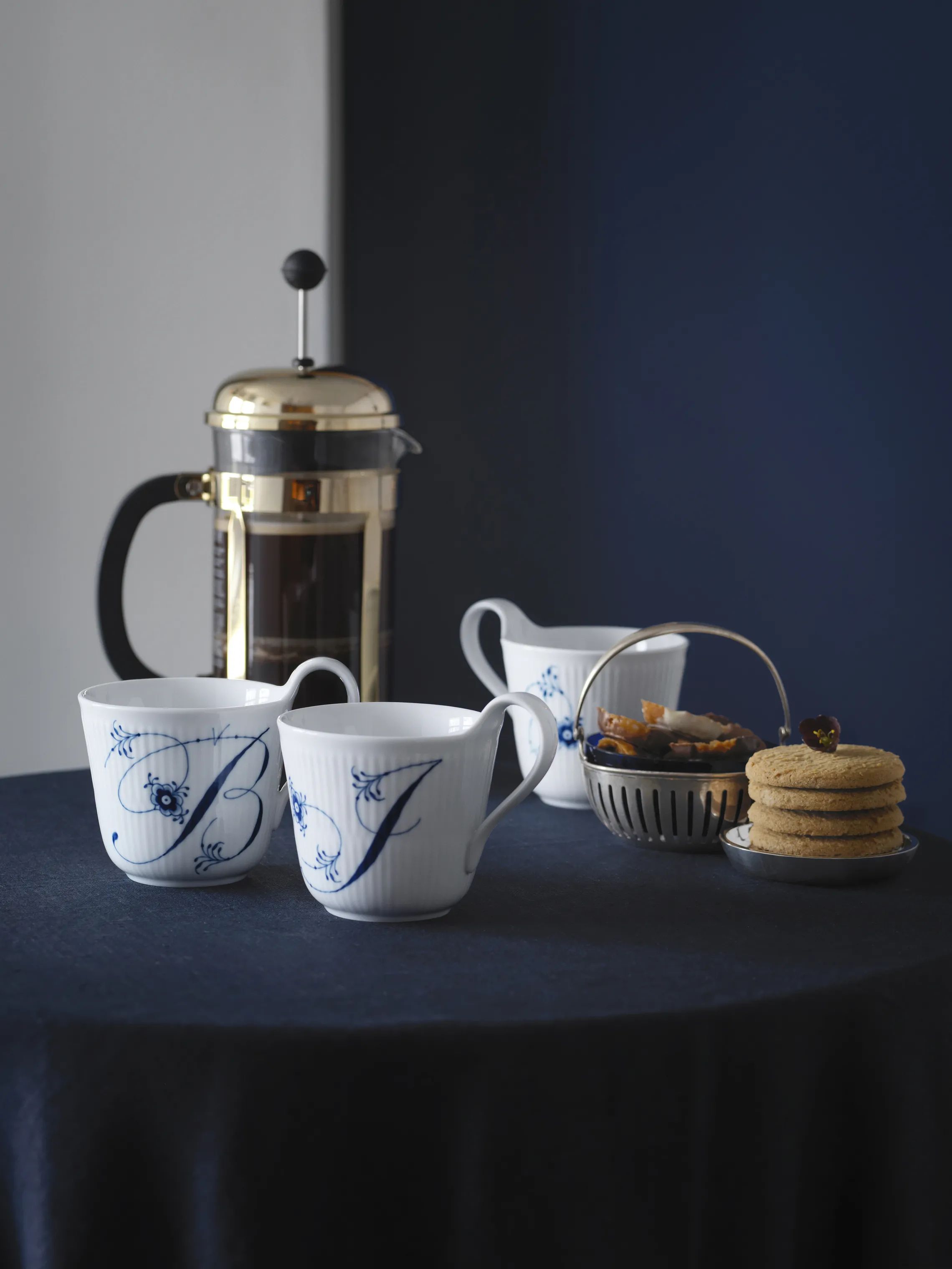 Royal Copenhagen Krus og kopper med hank Alfabet Kollektion Højhankskop - I i I krus, 2