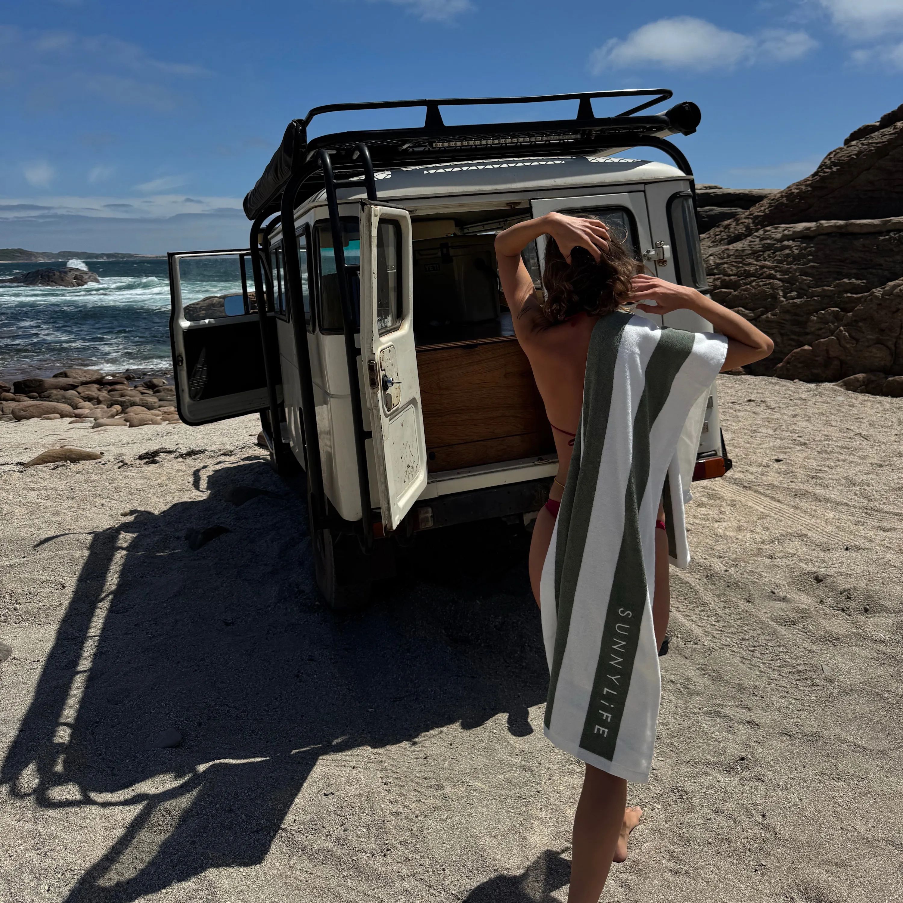 Sunnylife Håndklæder Badehåndklæde - The Vacay i Olive, 3
