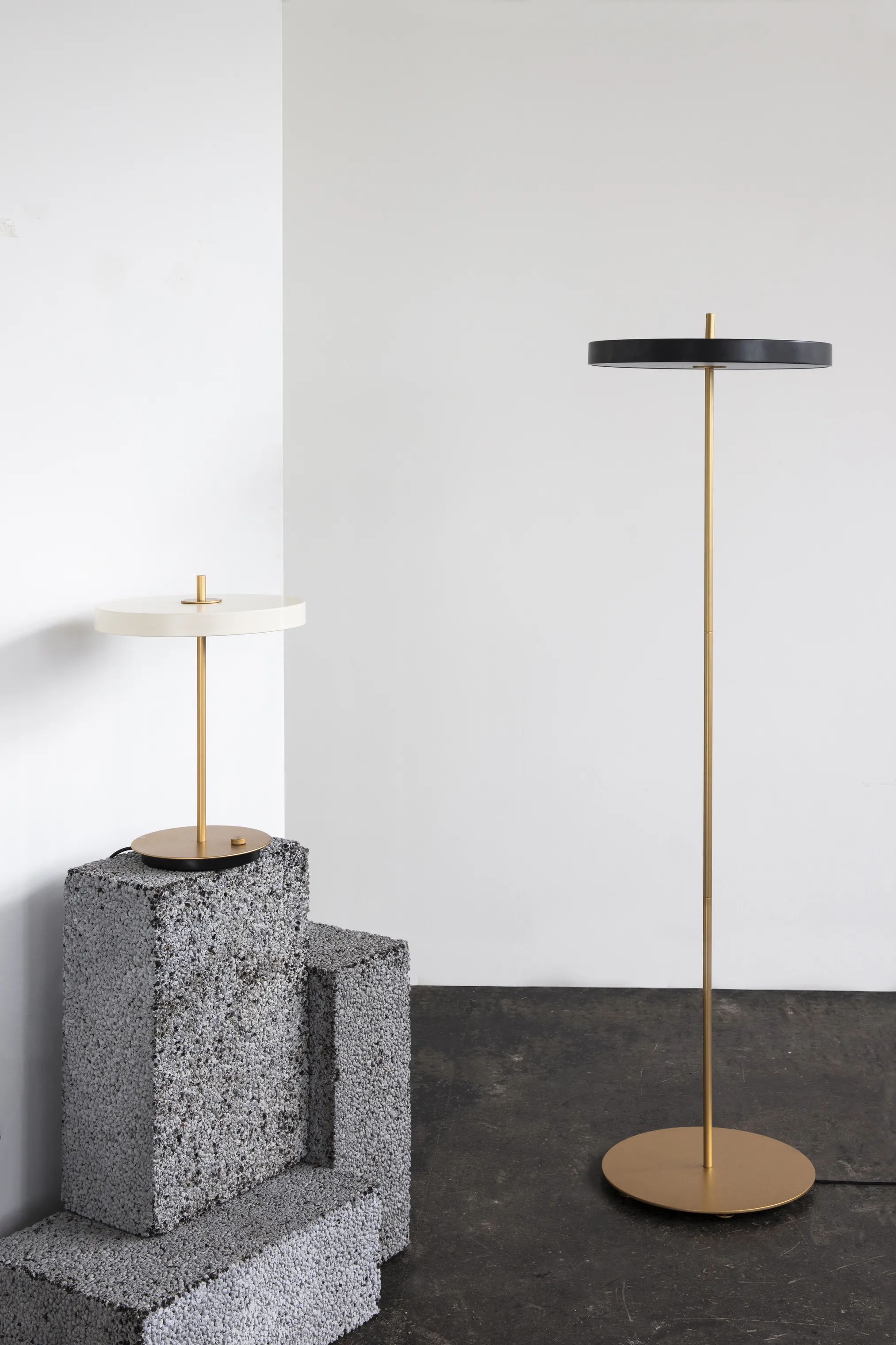 Umage Gulvlamper Asteria Gulvlampe i MØRKE GRÅ, 2