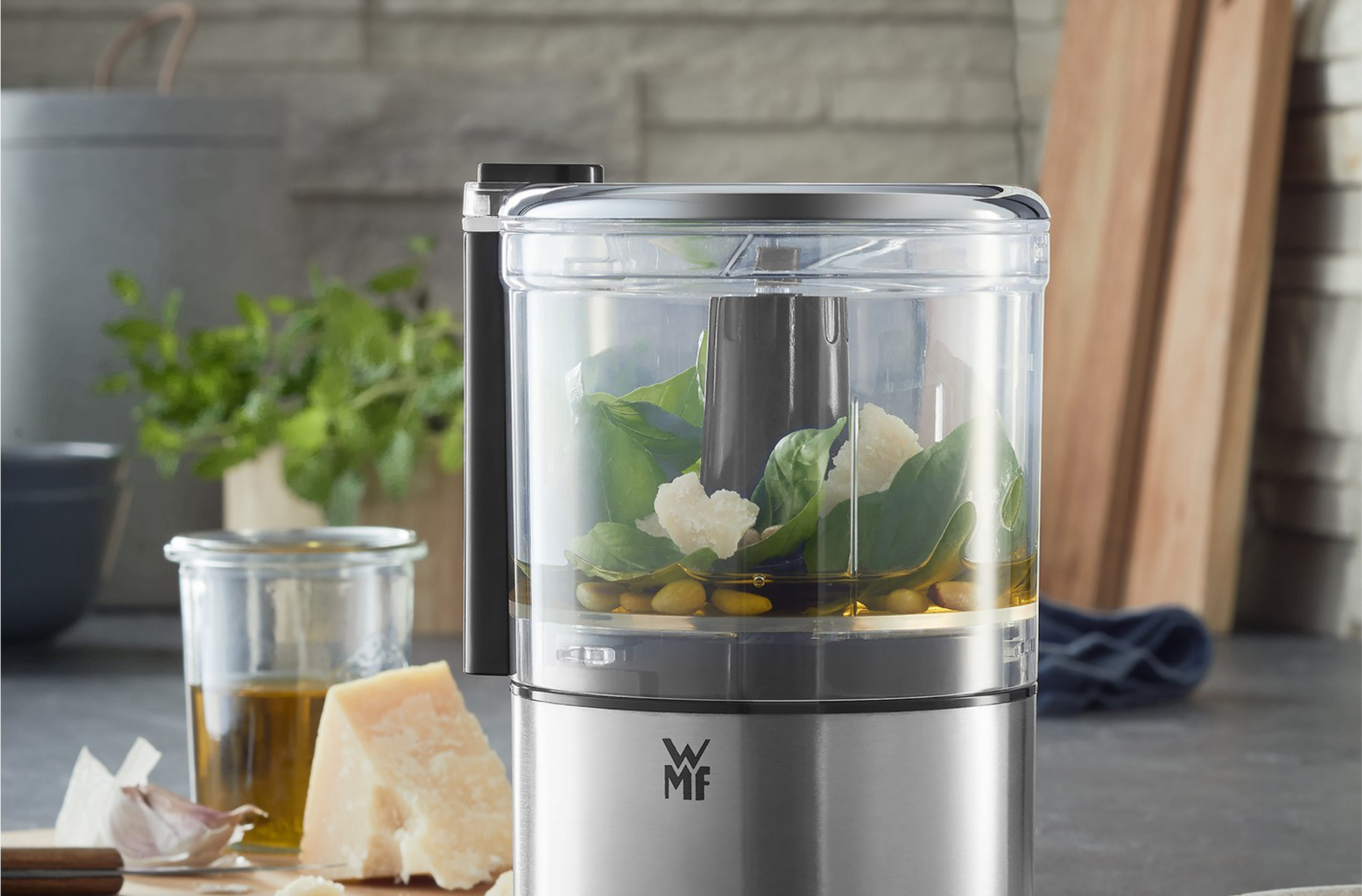 Foodprocessor med krydderier ost og olie