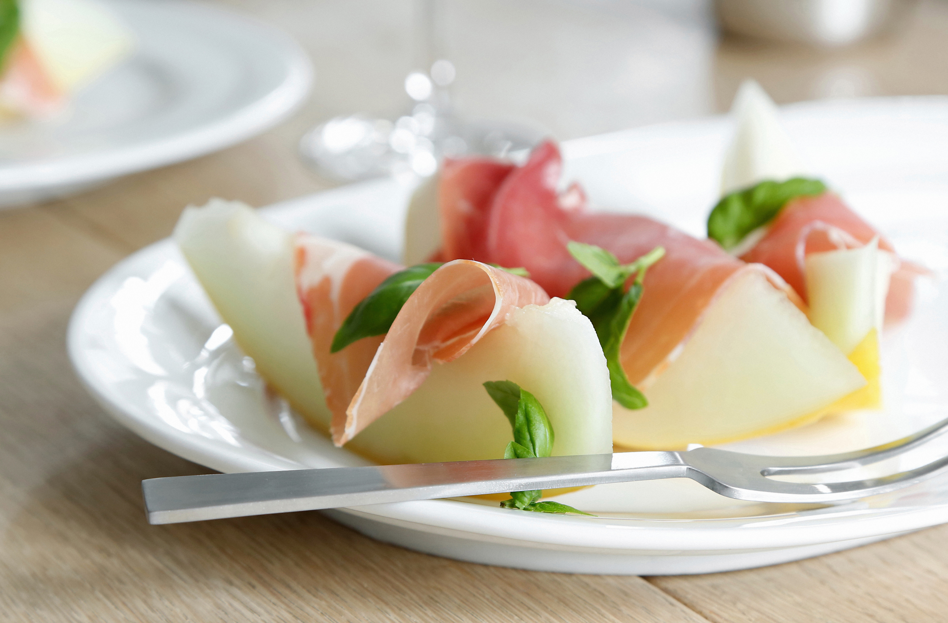 Melon med skinke skåret på pålægsmaskine