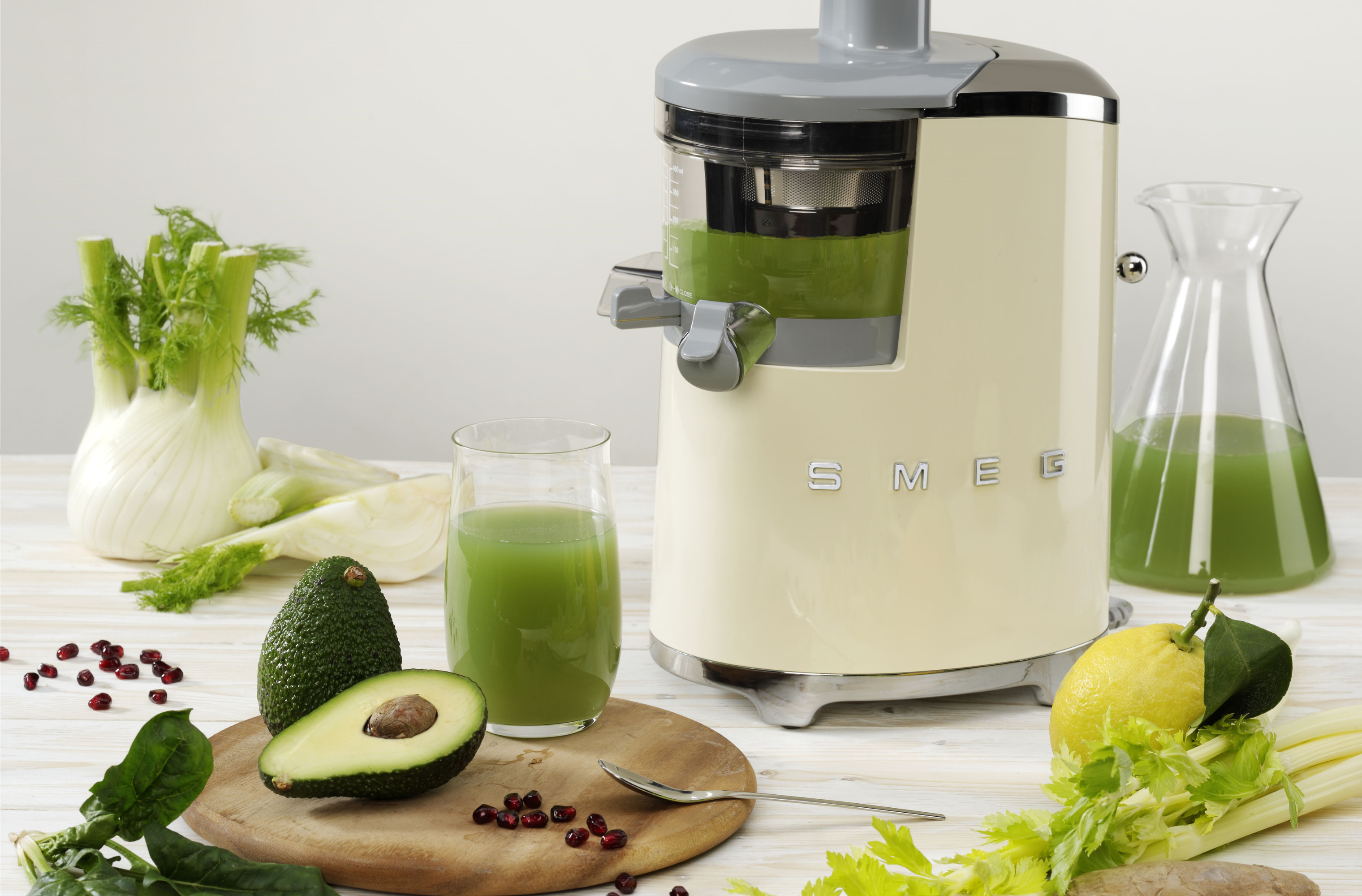 Juicepresser fra Smeg med avokado juice